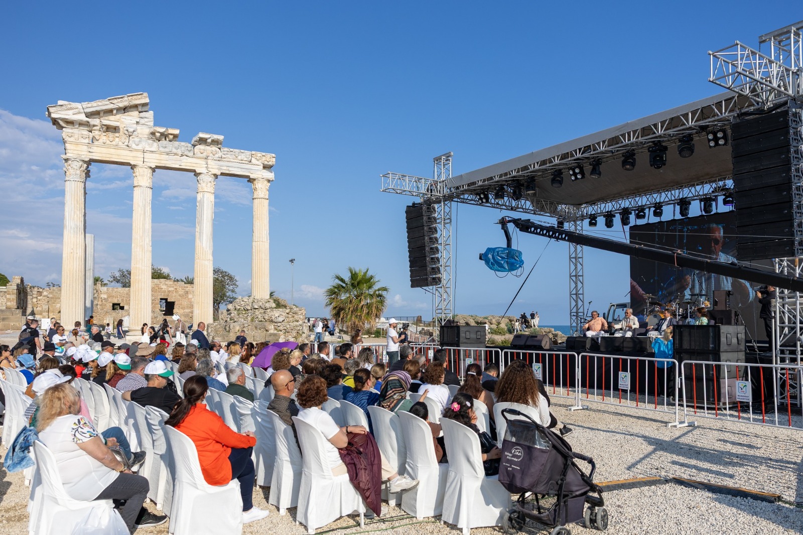 Cretan and Turkish rhythms enchant crowds at Side’s Apollo Temple Image