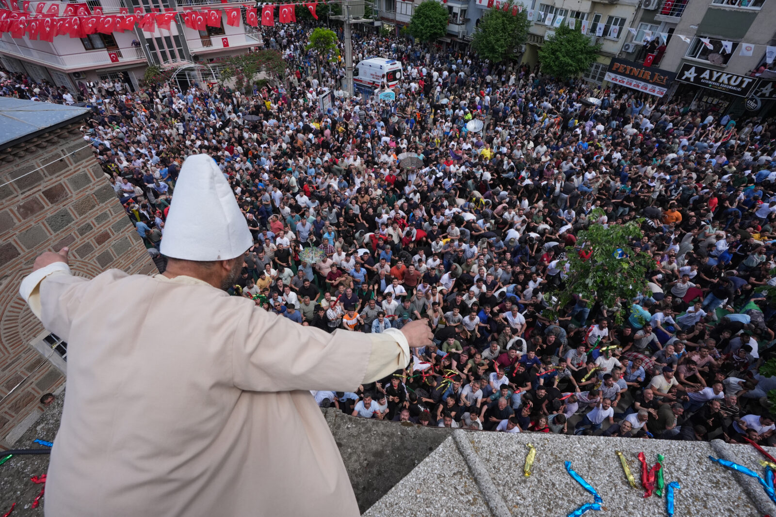 People try to catch the mesir paste bars thrown from the domes and minarets of the Sultan Mosque to the gathered public as part of the 485th International Manisa Mesir Paste Festival, Manisa, Türkiye, April 27, 2025. (AA Photo)