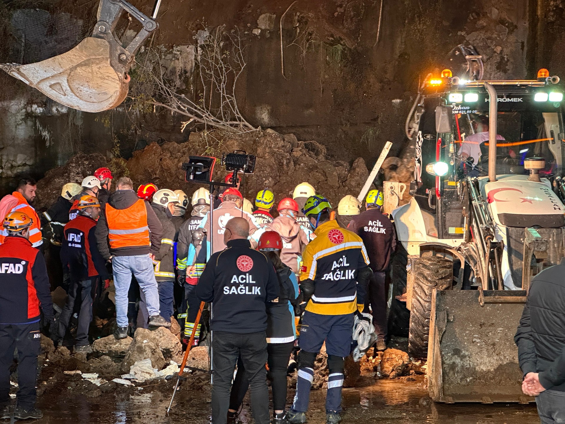 Landslide hits Türkiye's Samsun district, rescue efforts ongoing Image