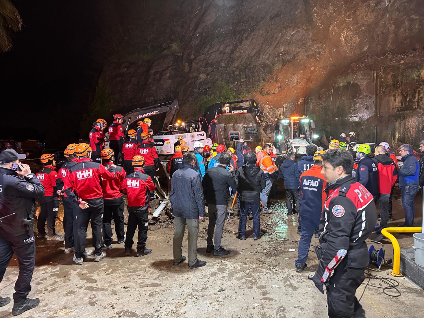 Landslide hits Türkiye's Samsun district, rescue efforts ongoing
