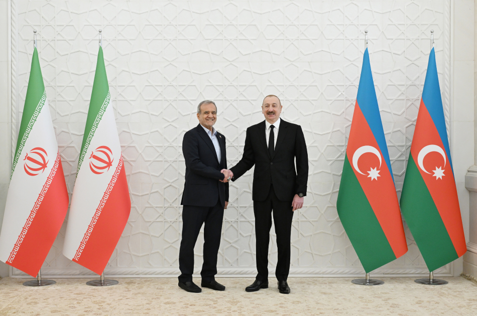 BAKU, AZERBAIJAN - APRIL 28: (----EDITORIAL USE ONLY - MANDATORY CREDIT - ' AZERBAIJANI PRESIDENCY / HANDOUT' - NO MARKETING NO ADVERTISING CAMPAIGNS - DISTRIBUTED AS A SERVICE TO CLIENTS----) Azerbaijani President Ilham Aliyev (R) receives Iranian President Masoud Pezeshkian (L) with a ceremony in Baku, Azerbaijan on April 28, 2025. ( Azerbaijani Presidency/Handout - Anadolu Agency )