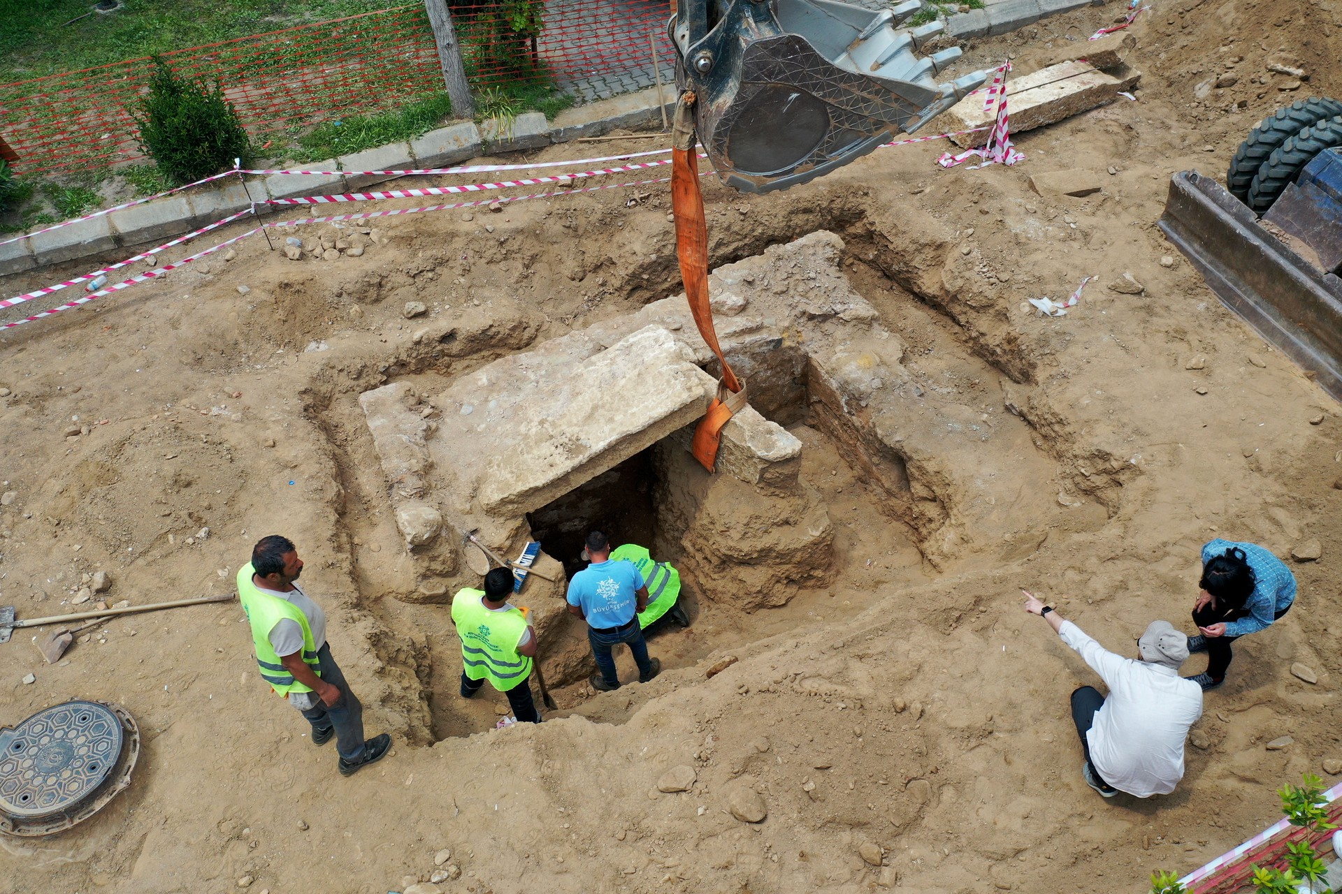 Archaeological surprise: Roman chamber tomb found during roadworks in Türkiye Image