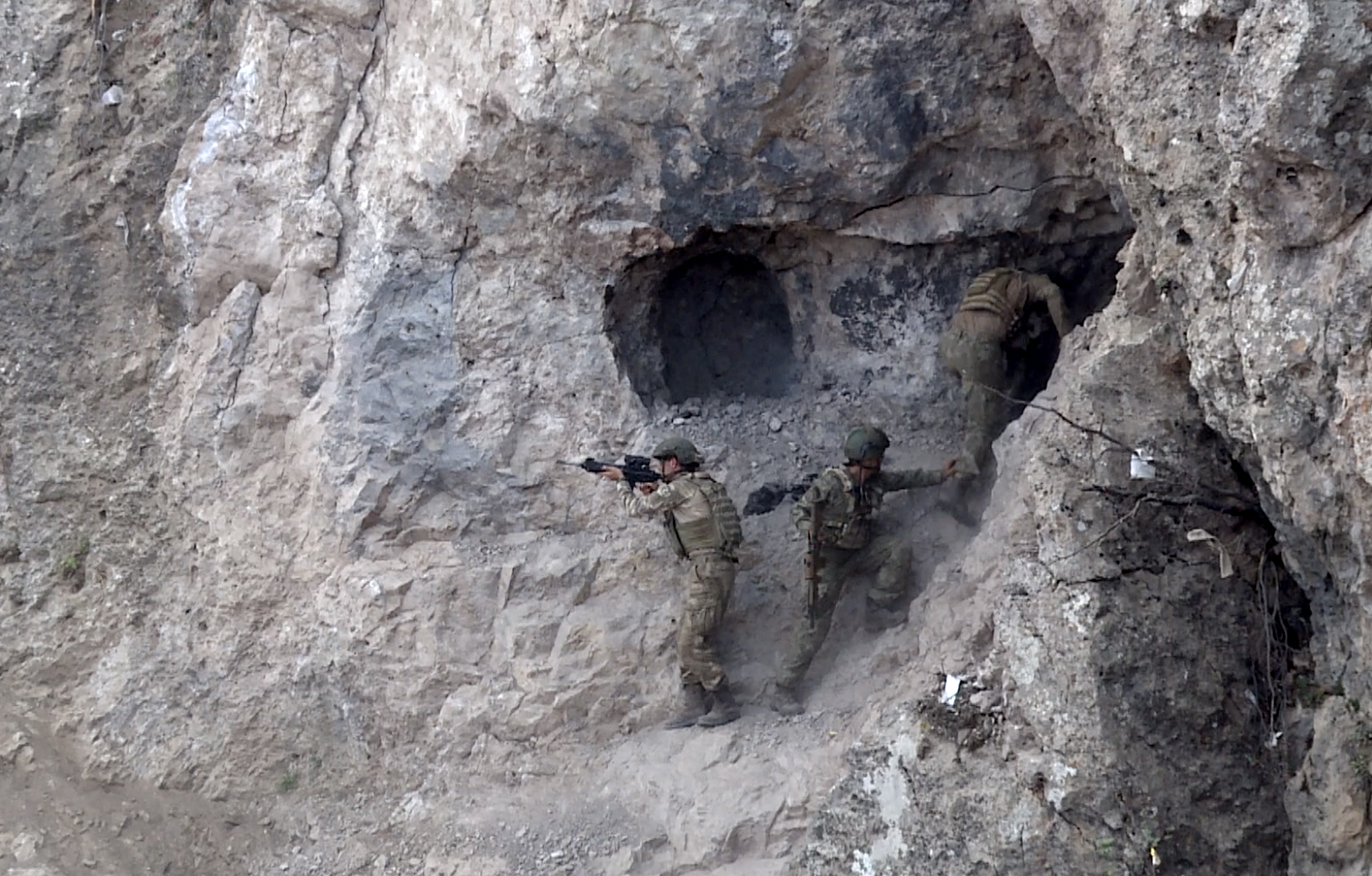 PKK/YPG members continue to surrender to Turkish forces in northern Iraq