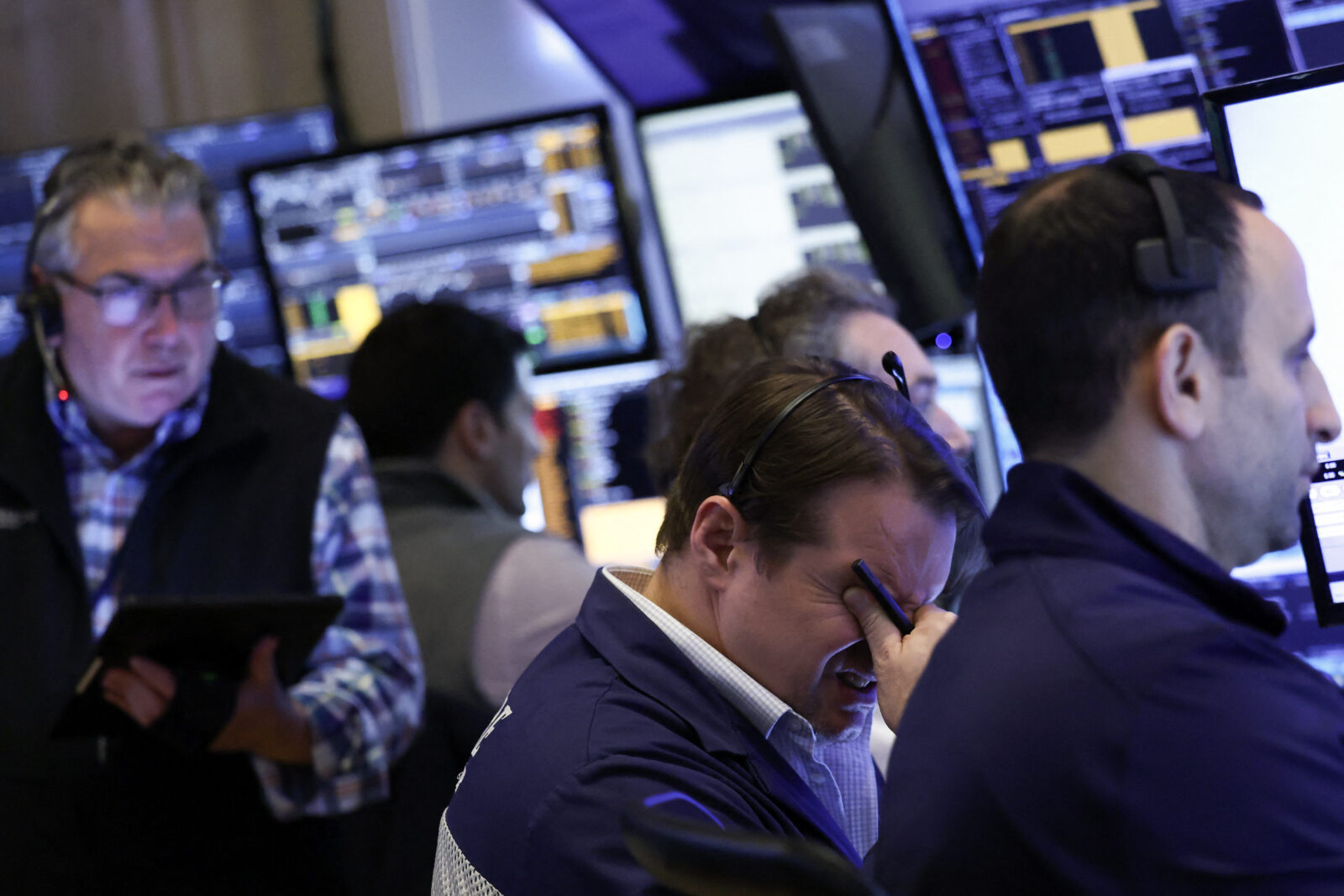 Traders work on the floor of the New York Stock Exchange (NYSE) at the opening bell in New York City, on Apr. 3, 2025. (AFP Photo)