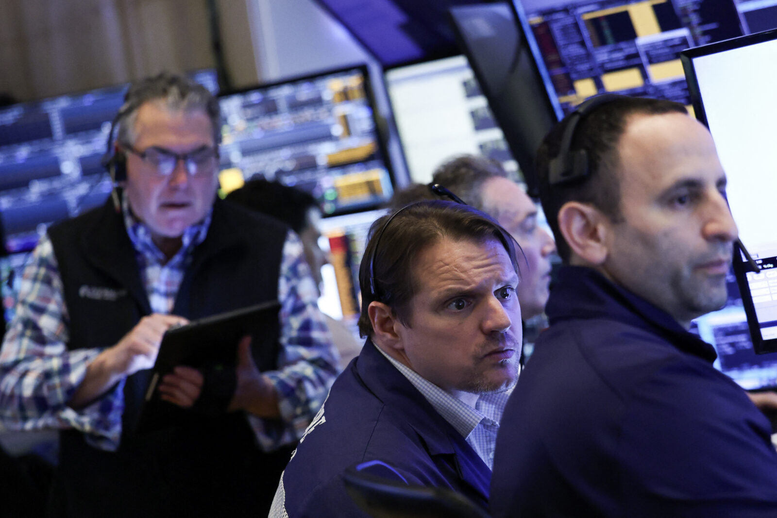 Traders work on the floor of the New York Stock Exchange (NYSE) at the opening bell in New York City, on Apr. 3, 2025. (AFP Photo)