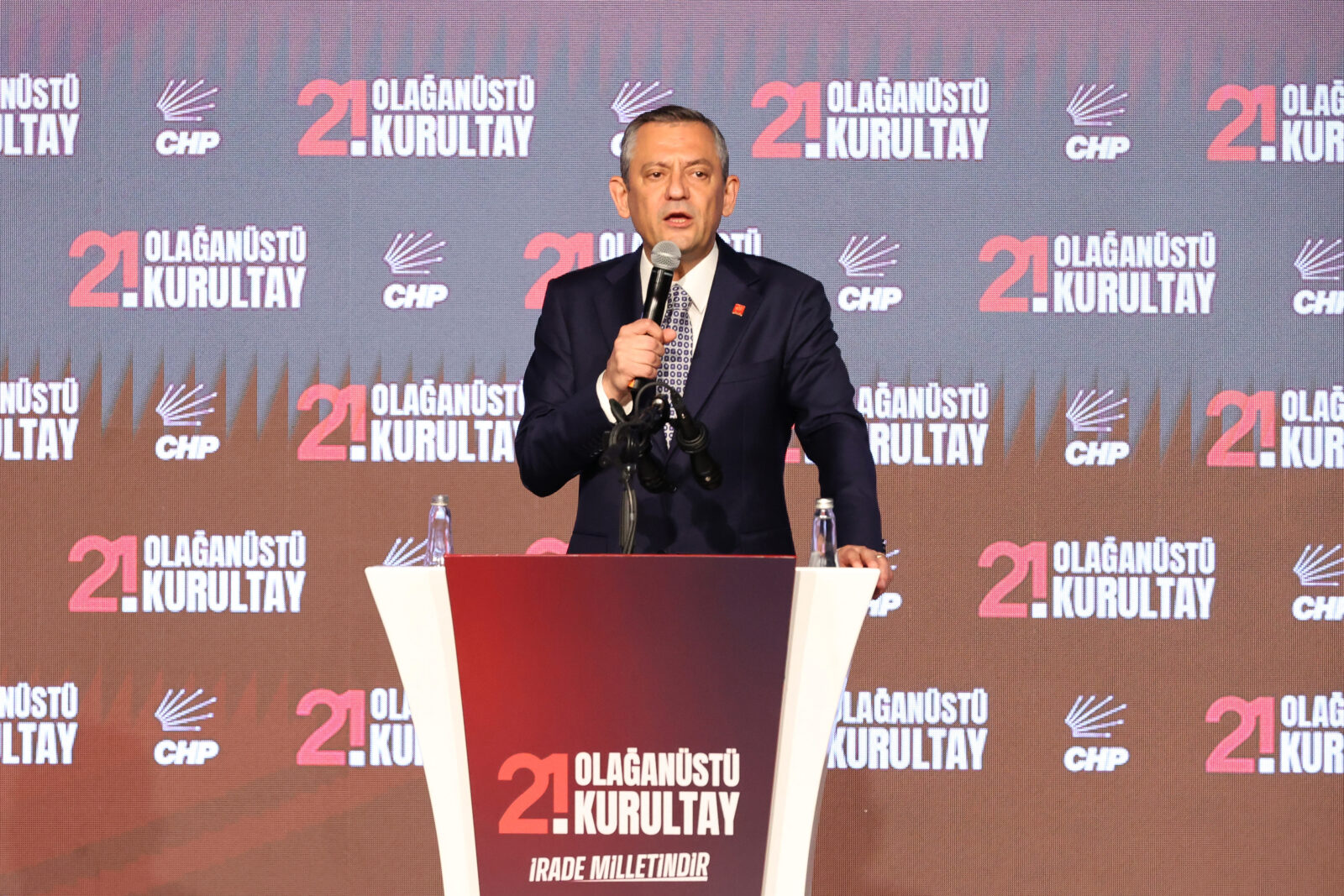Ozgur Ozel, leader of Türkiye's main opposition Republican People's Party (CHP), gives a speech during an extraordinary congress of the party in Ankara on April 6, 2025. (AFP Photo)