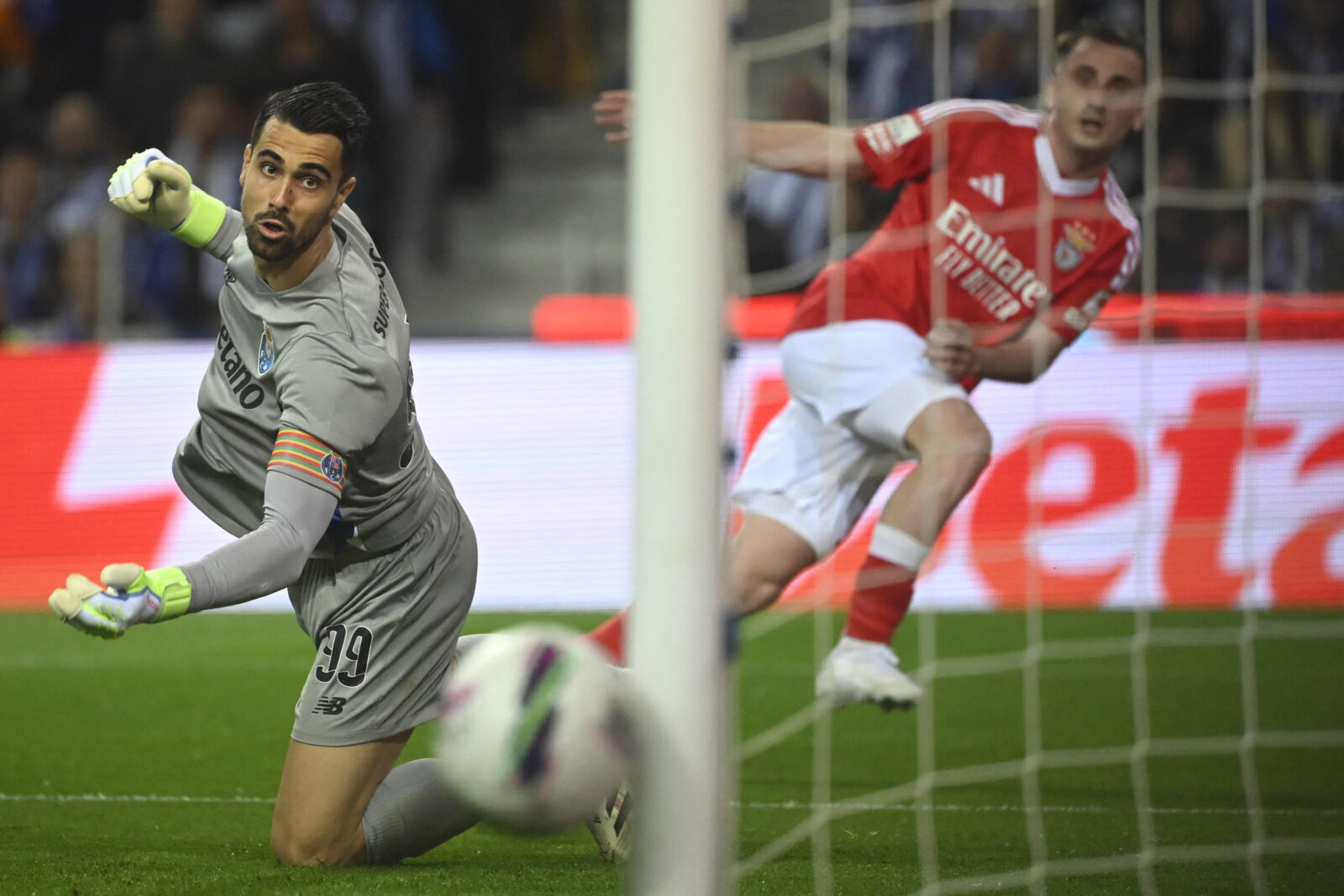 Benfica's Turkish midfielder #17 Muhammed Akturkoglu (R) takes a shot on goal, but the ball strikes the post and is deflected away during the Portuguese League football match between FC Porto and SL Benfica at Dragao stadium in Porto on April 6, 2025. (AFP Photo)