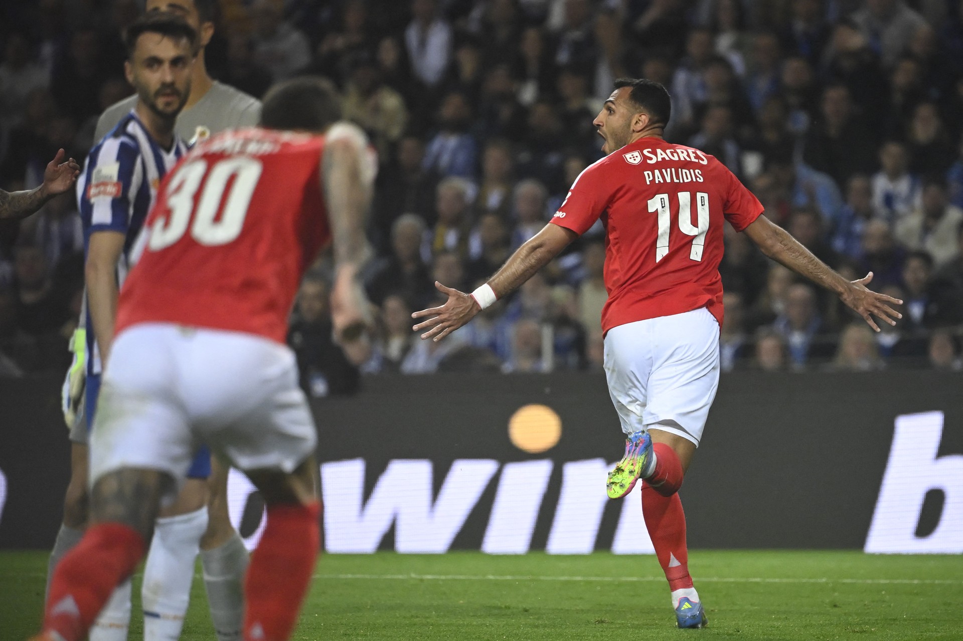 Pavlidis leads Benfica to commanding 4-1 victory over Porto Image