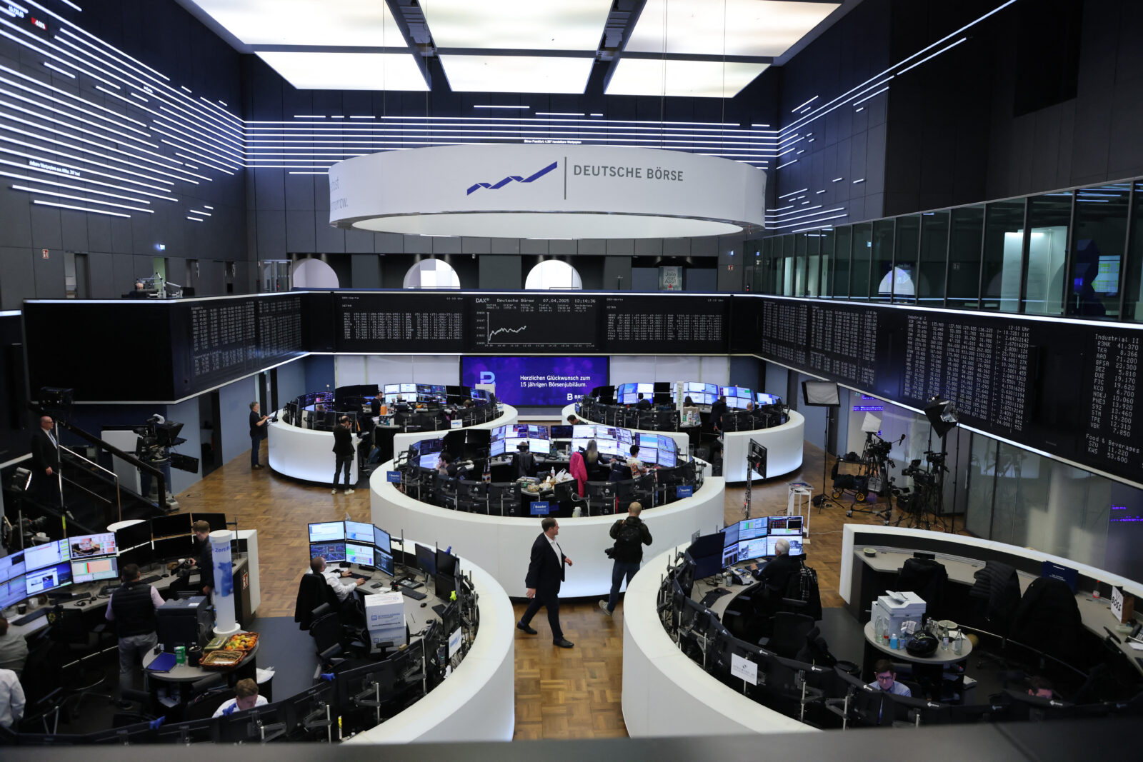 Traders work in front of a board displaying the chart of Germany's share index DAX at the stock exchange in Frankfurt am Main, western Germany, on April 7, 2025. (AFP Photo)