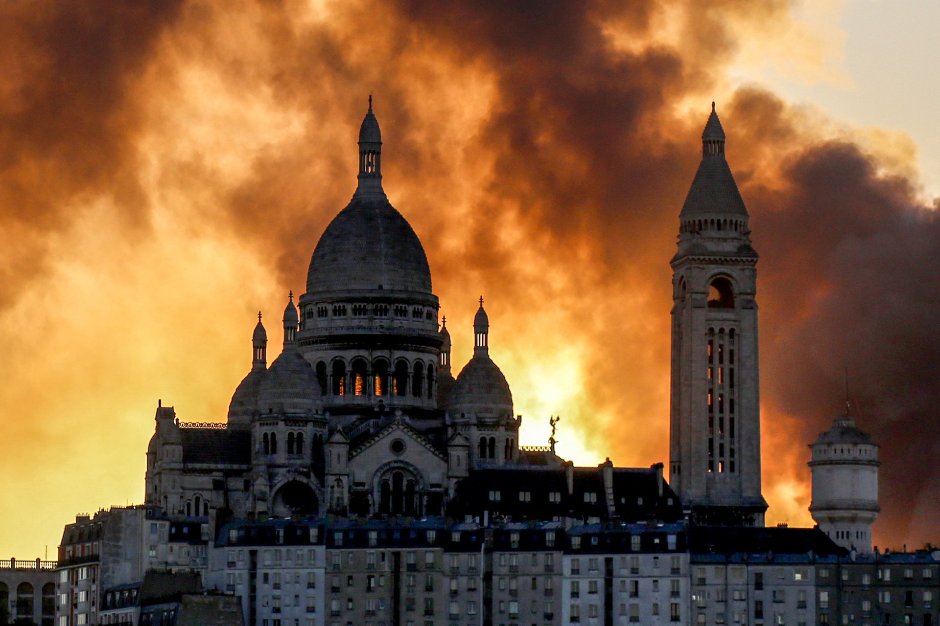 Massive fire erupts at waste collection site in Paris