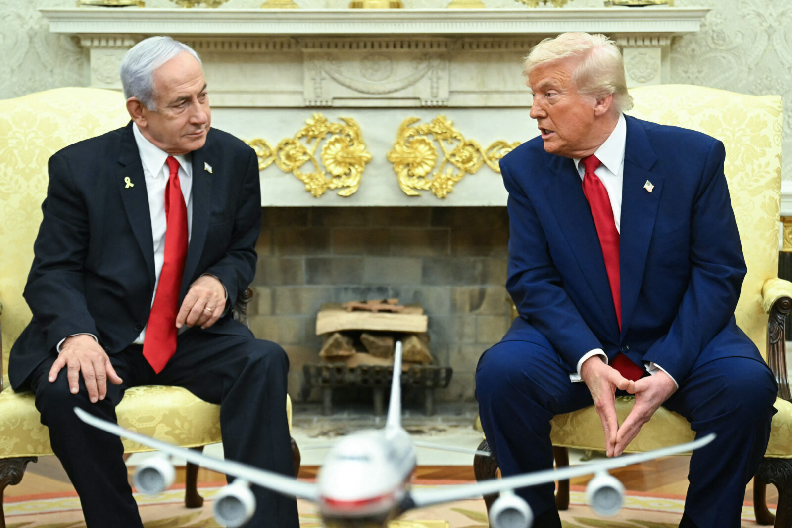 U.S. President Donald Trump (R) meets with Israeli Prime Minister Benjamin Netanyahu (L) in the Oval Office of the White House in Washington, U.S. on April 7, 2025. (AFP Photo)