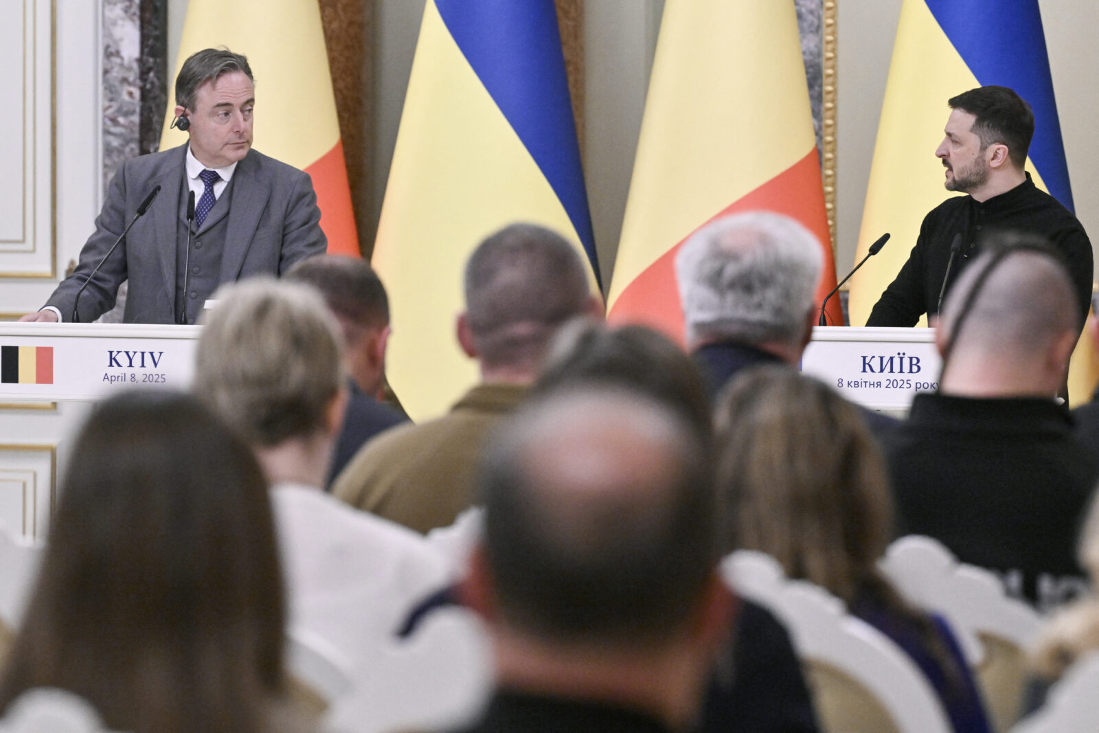 Ukrainian President Volodymyr Zelensky (R) and Belgian Prime Minister Bart De Wever (L) attend a joint press conference in Kyiv on April 8, 2025. (AFP Photo)