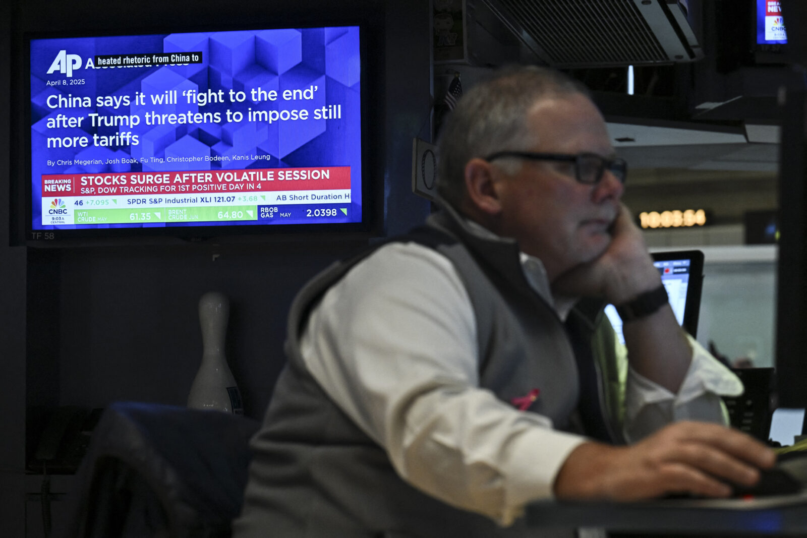 A trader works on the floor of the New York Stock Exchange (NYSE) at the opening bell in New York City, April 8, 2025. (AFP Photo)