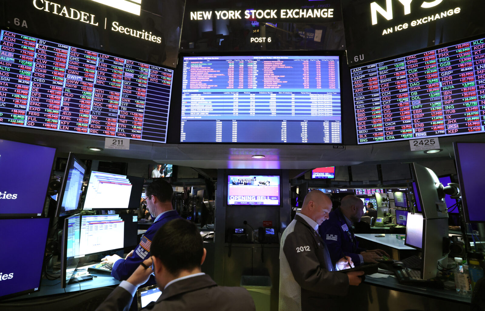 Traders work on the floor of the New York Stock Exchange (NYSE) at the opening bell in New York City, on April 9, 2025. (AFP Photo)