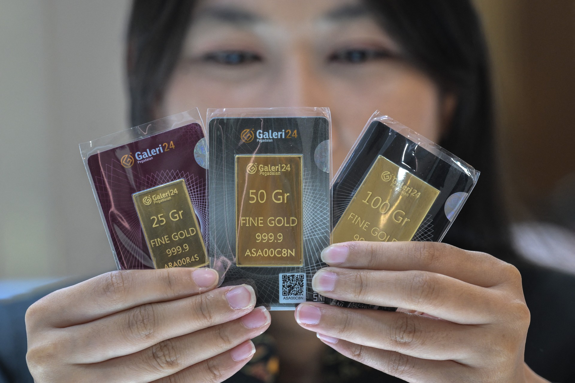 Gold touches new peak amid trade fears, oil remains sluggish