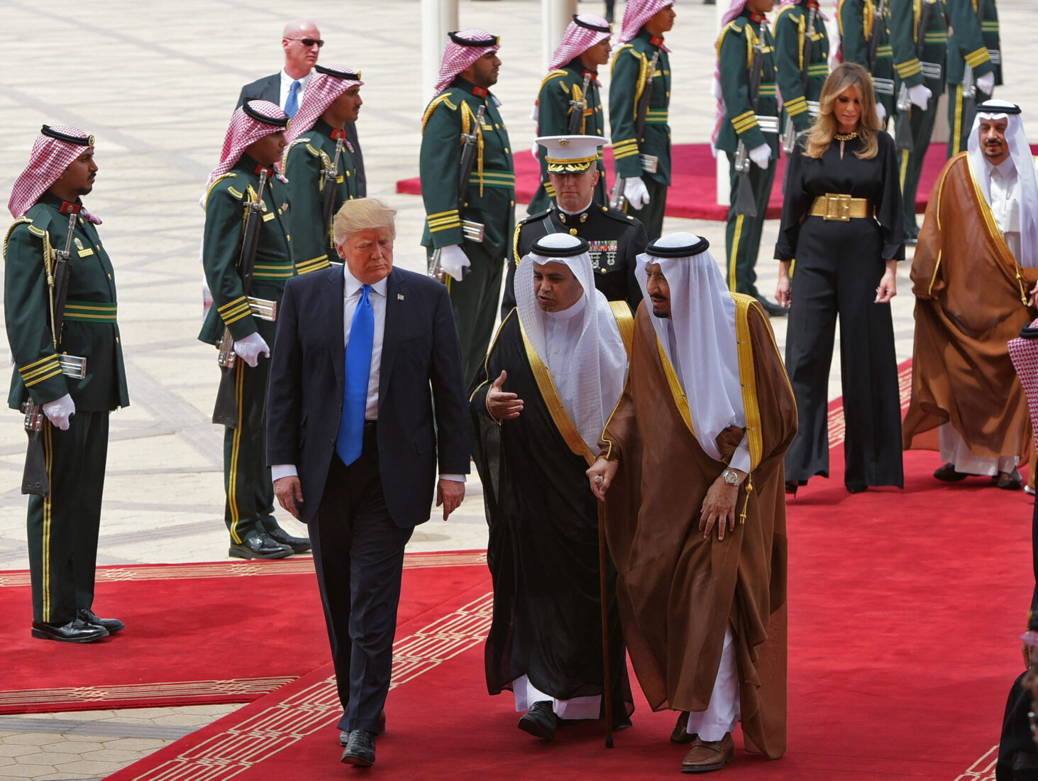 U.S. President Donald Trump (C) is welcomed by Saudi King Salman bin Abdulaziz al-Saud (3rd-R), followed by First Lady Melania Trump (2nd-R) upon arrival at King Khalid International Airport in Riyadh, Saudi Arabia on May 20, 2017. (AFP Photo)