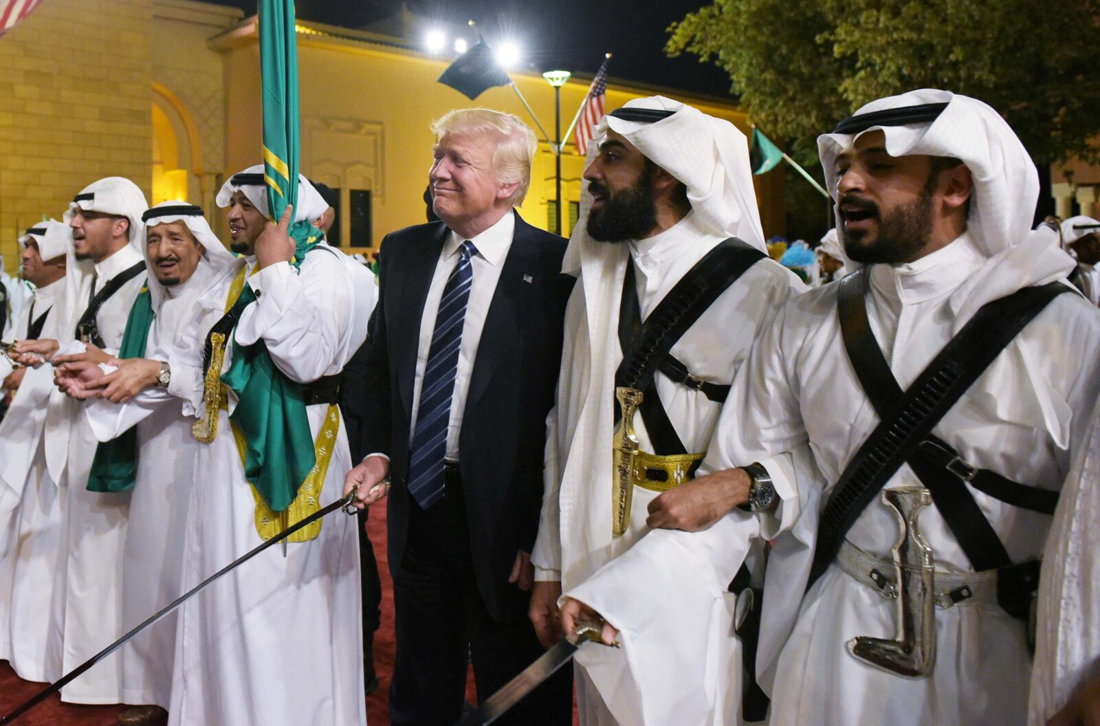U.S. President Donald Trump joins dancers with swords at a welcome ceremony ahead of a banquet at the Murabba Palace in Riyadh, Saudi Arabia on May 20, 2017. (AFP Photo)