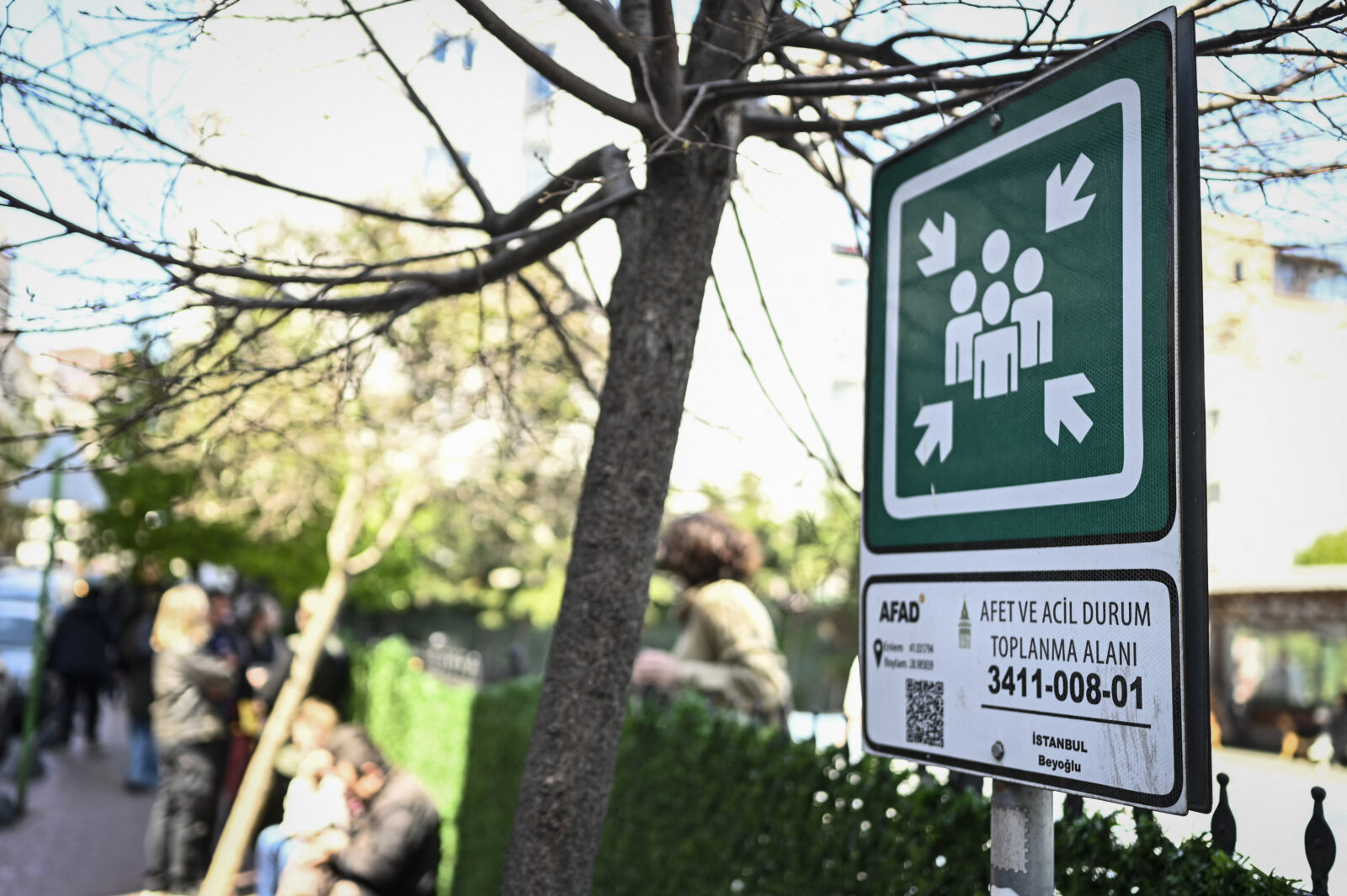 This photograph shows an earthquake assembly area sign in Istanbul, Türkiye, Apr. 23, 2025. (AFP Photo)