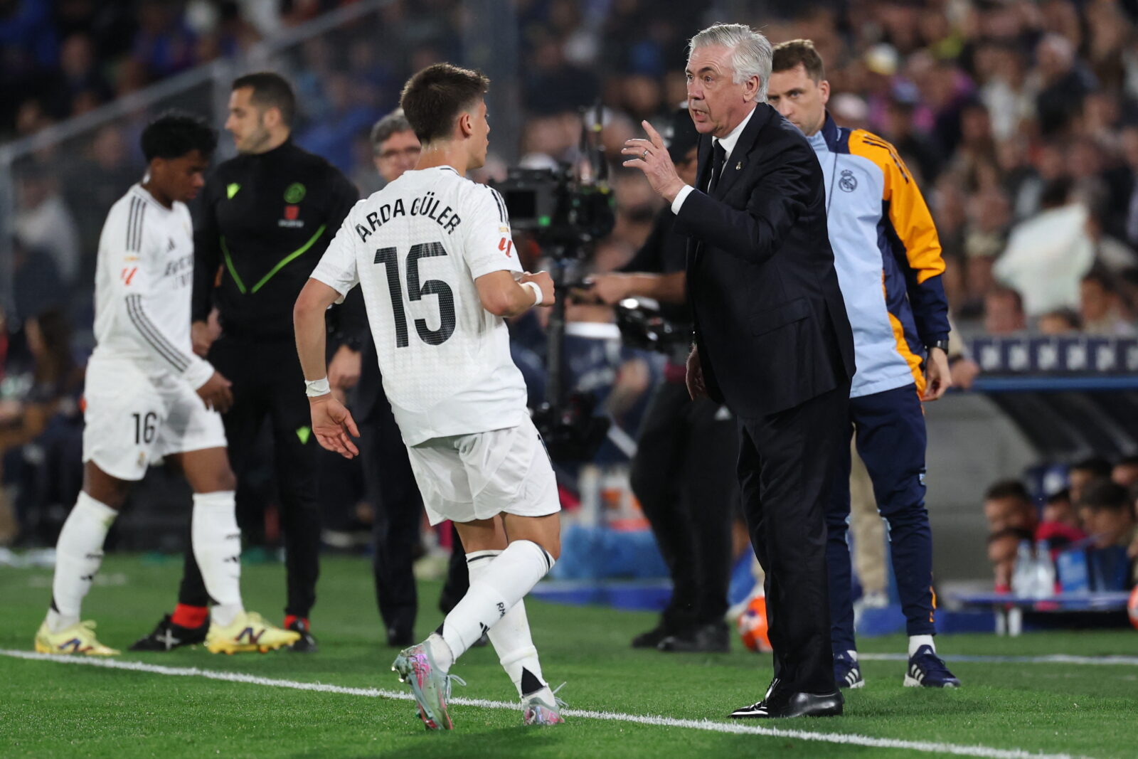 Real Madrid's Italian coach Carlo Ancelotti shouts instructions to Real Madrid's Turkish midfielder #15 Arda Guler during the Spanish league football match between Getafe CF and Real Madrid CF at the Coliseum Alfonso Perez stadium in Getafe, on April 23, 2025. (AFP Photo)