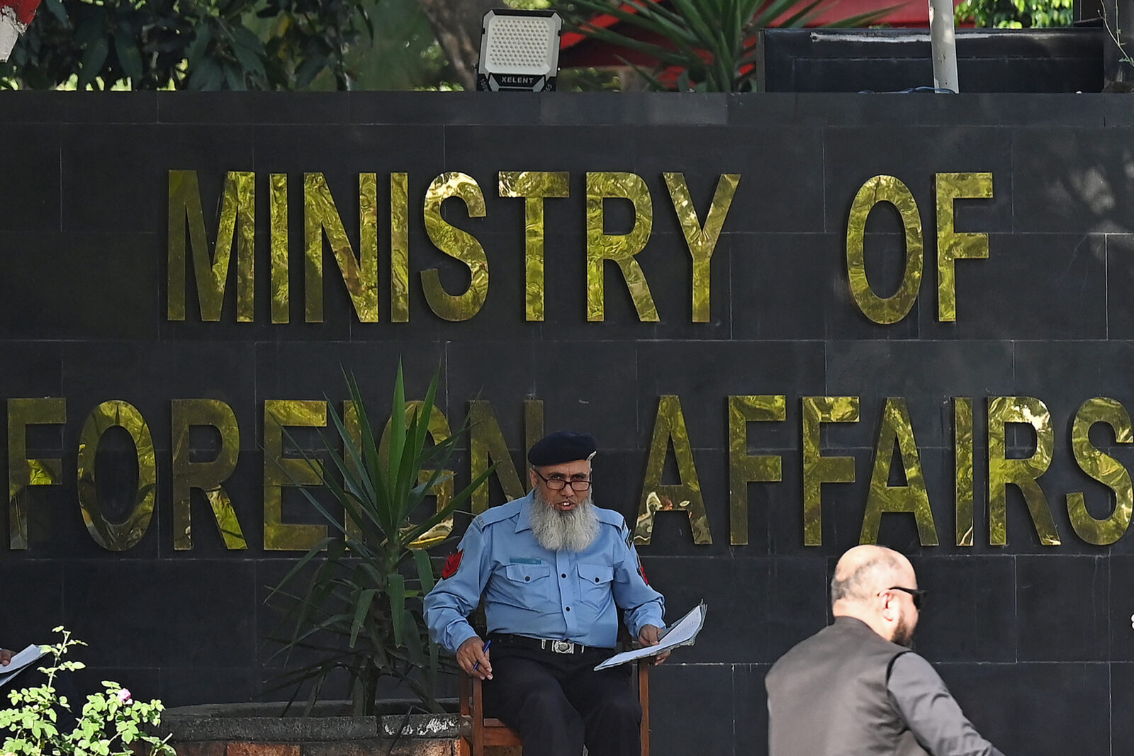 A police officer keeps vigil outside Pakistan's Ministry of Foreign Affairs in Islamabad on April 24, 2025. (AFP Photo)