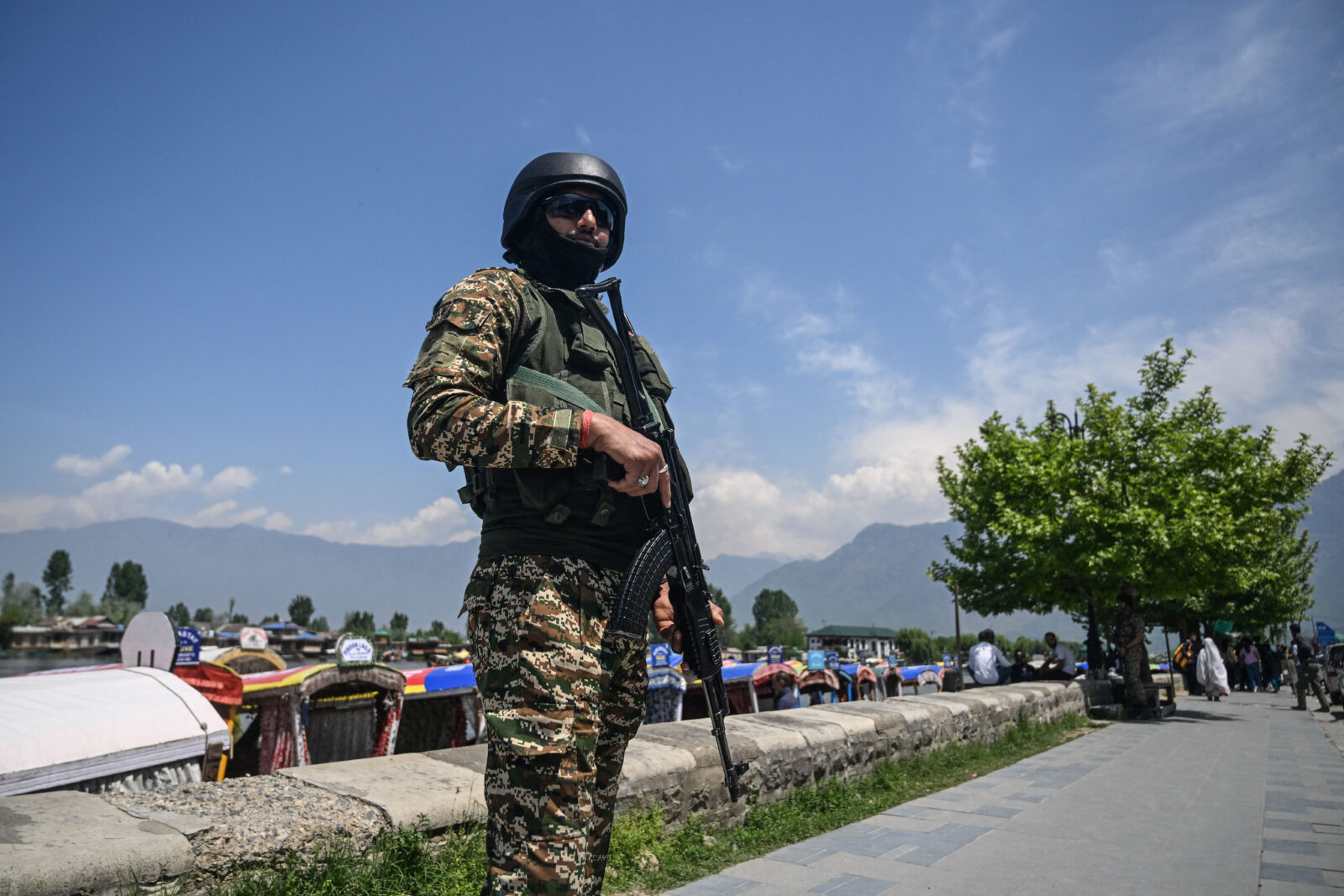 An Indian paramilitary trooper stands guard on the shores of Dal Lake in Srinagar on April 24, 2025. (AFP Photo)