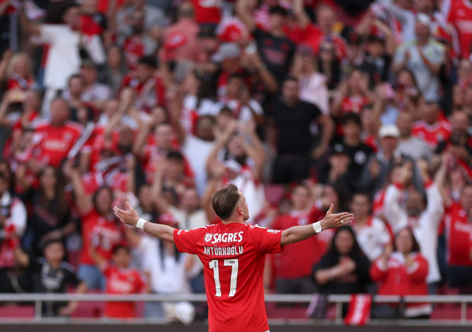 Benfica's Turkish midfielder #17 Muhammed Akturkoglu celebrates scoring his team's fourth goal during the Portuguese League football match between SL Benfica and AVS Futebol SAD at the Luz stadium in Lisbon, on April 27, 2025. (AFP Photo)