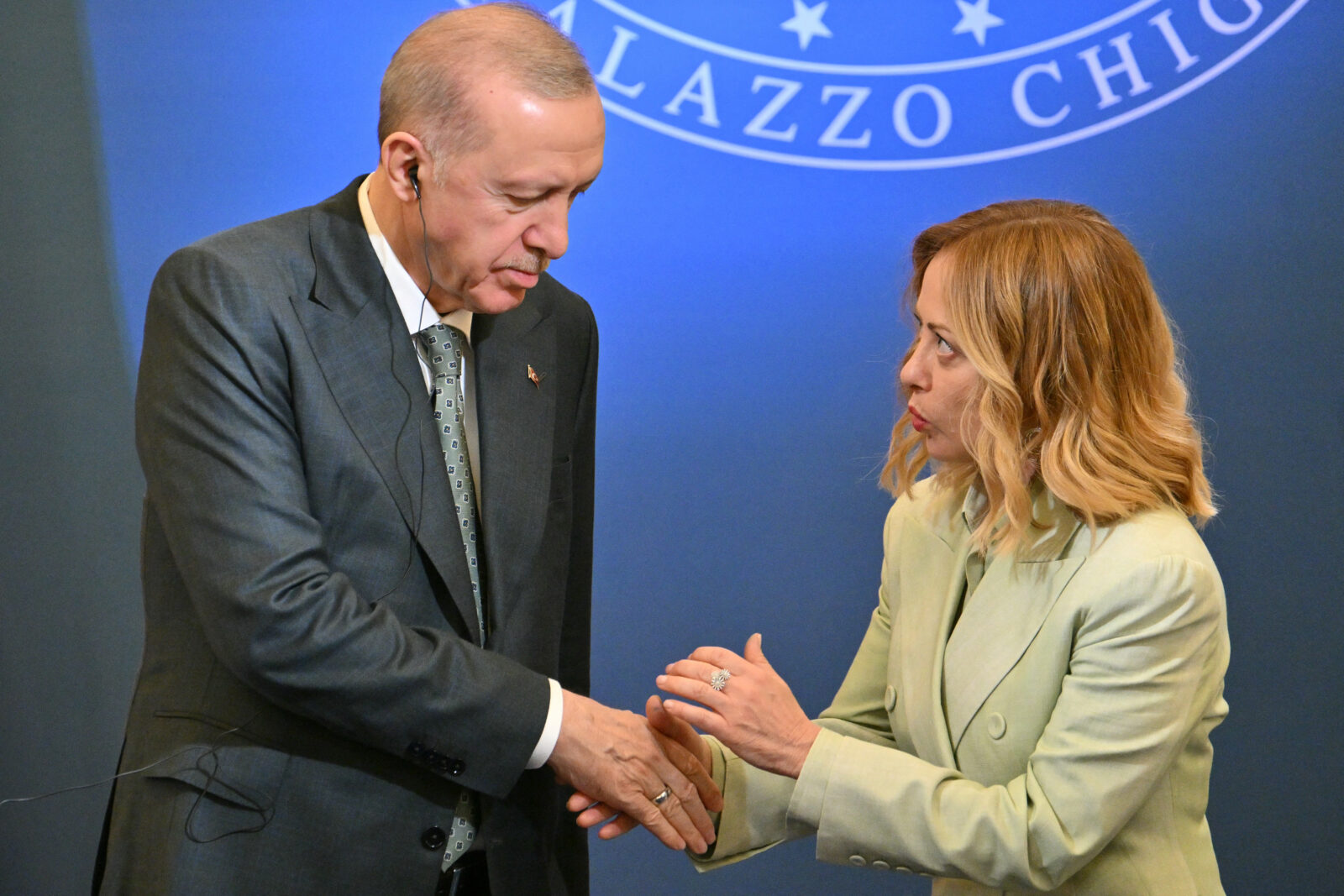 President Recep Tayyip Erdogan (L) and Italy's Prime Minister Giorgia Meloni shake hands during a press conference during the Turkish president's visit to the Villa Doria Pamphili in Rome on April 29, 2025. (AFP Photo)