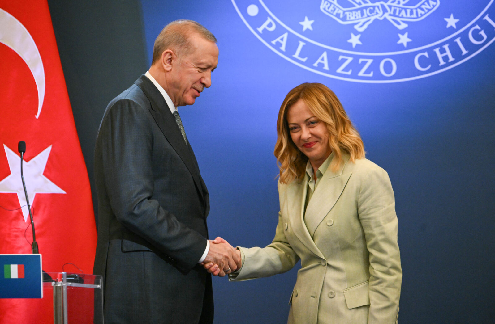 President Recep Tayyip Erdogan (L) and Italy's Prime Minister Giorgia Meloni shake hands during a press conference as part of Türkiye's President's visit at the Villa Doria Pamphili in Rome, April 29, 2025. (AFP Photo)