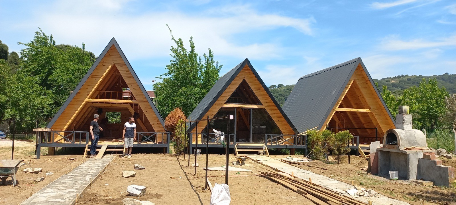 Illegally built wooden bungalows among Türkiye's natural beauty. (IHA Photo)