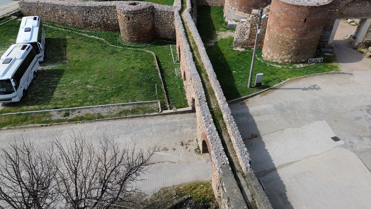 Tourists visiting the ancient Roman aqueduct in Iznik, Bursa, Türkiye, discovered an Ottoman-era tombstone, April 6, 2025. (IHA Photo)