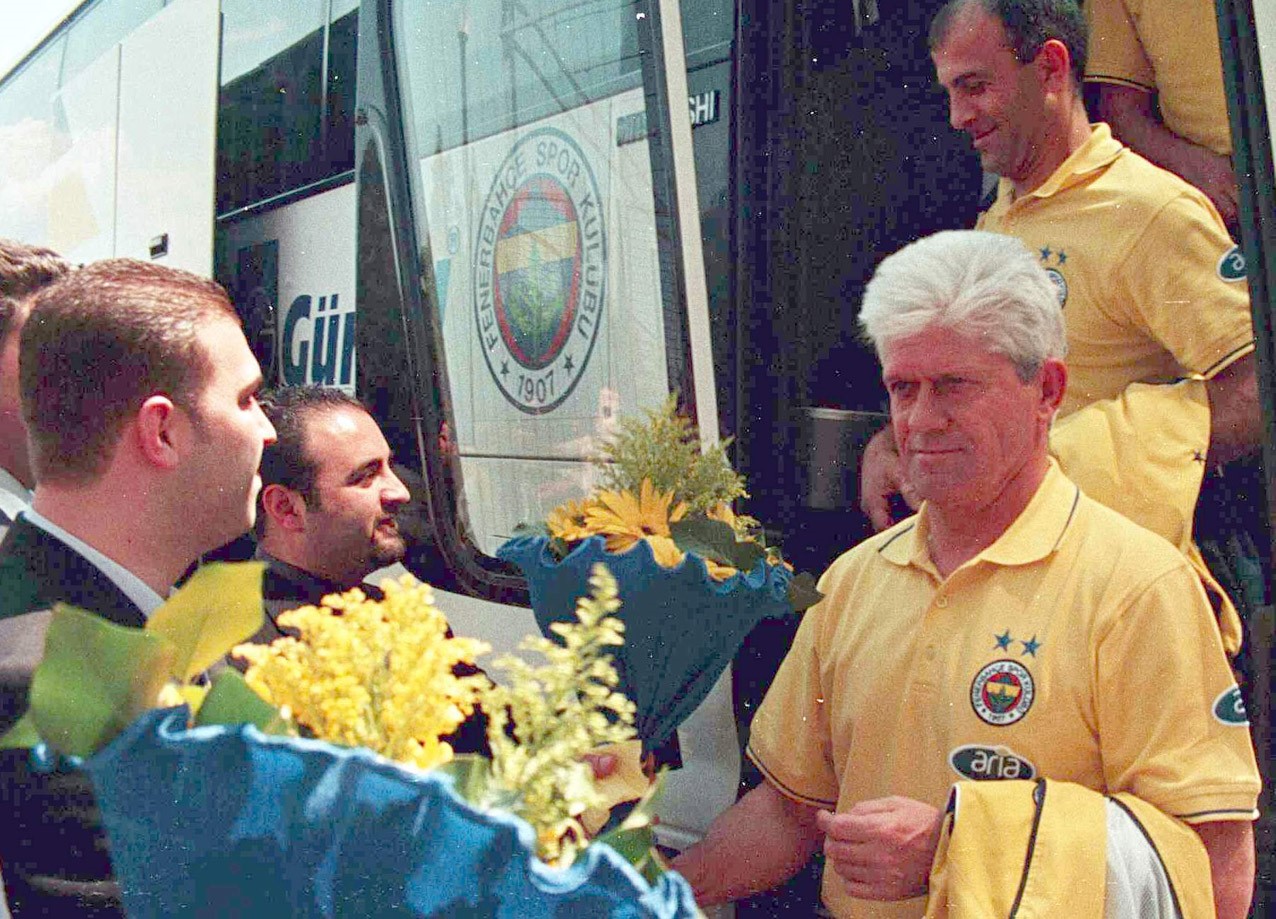 Turkish football bids farewell to German coach Werner Lorant Image