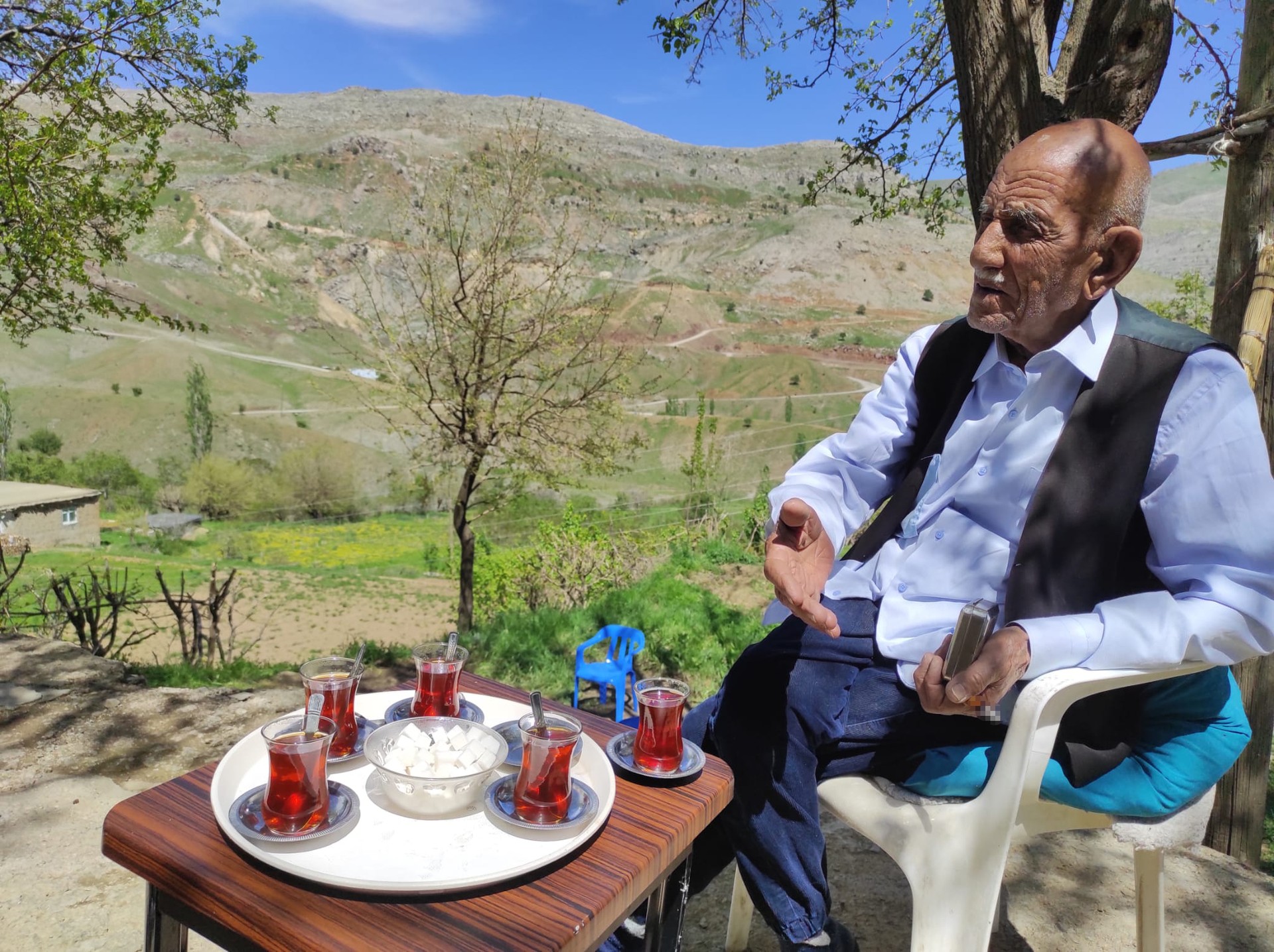 Türkiye’s 136-year-old legend: 28 children, 250 grandchildren and a lifetime of love Image