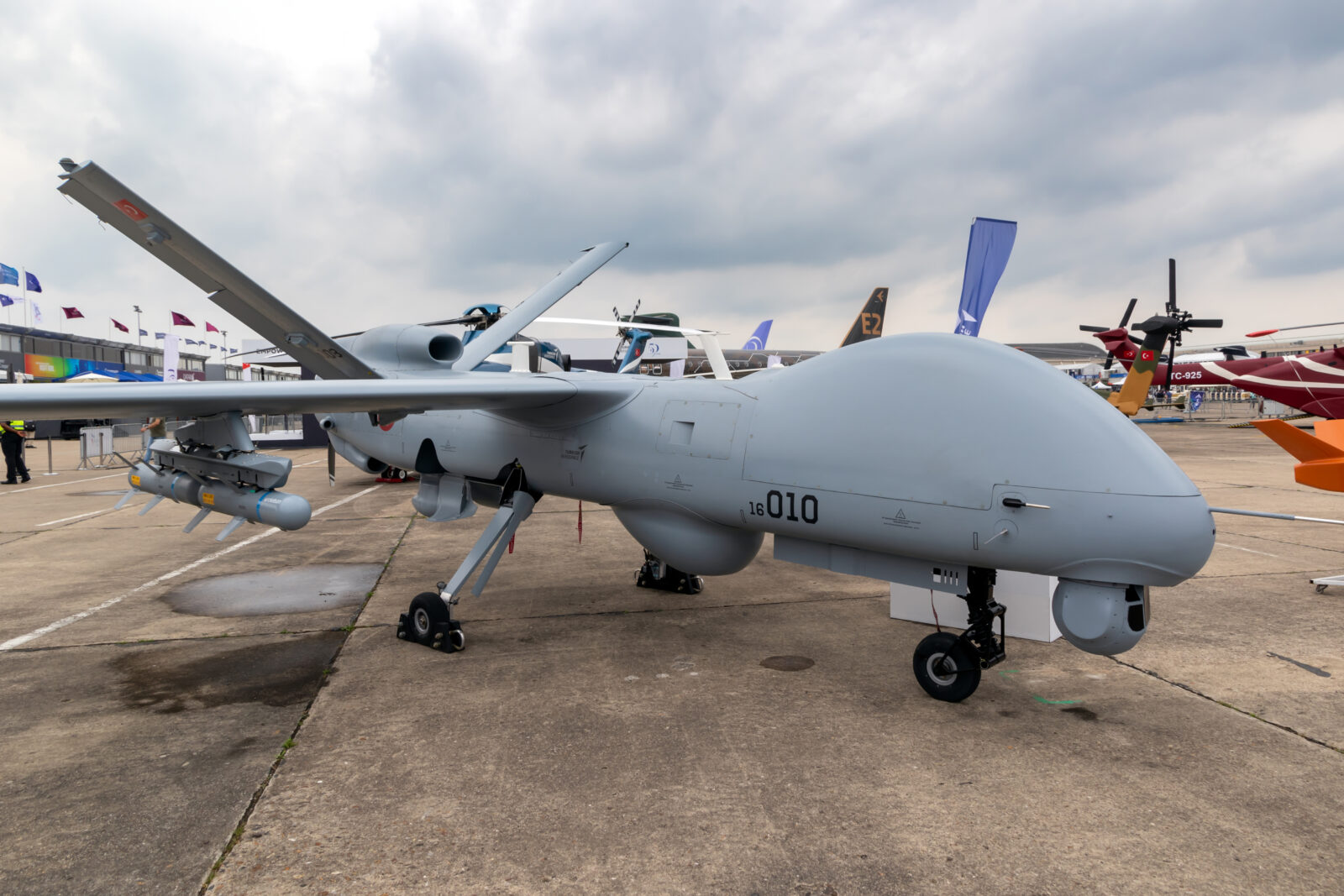 Aksungur UCAV hits target with Aselsan LGK81 and LGK82 in precision strike