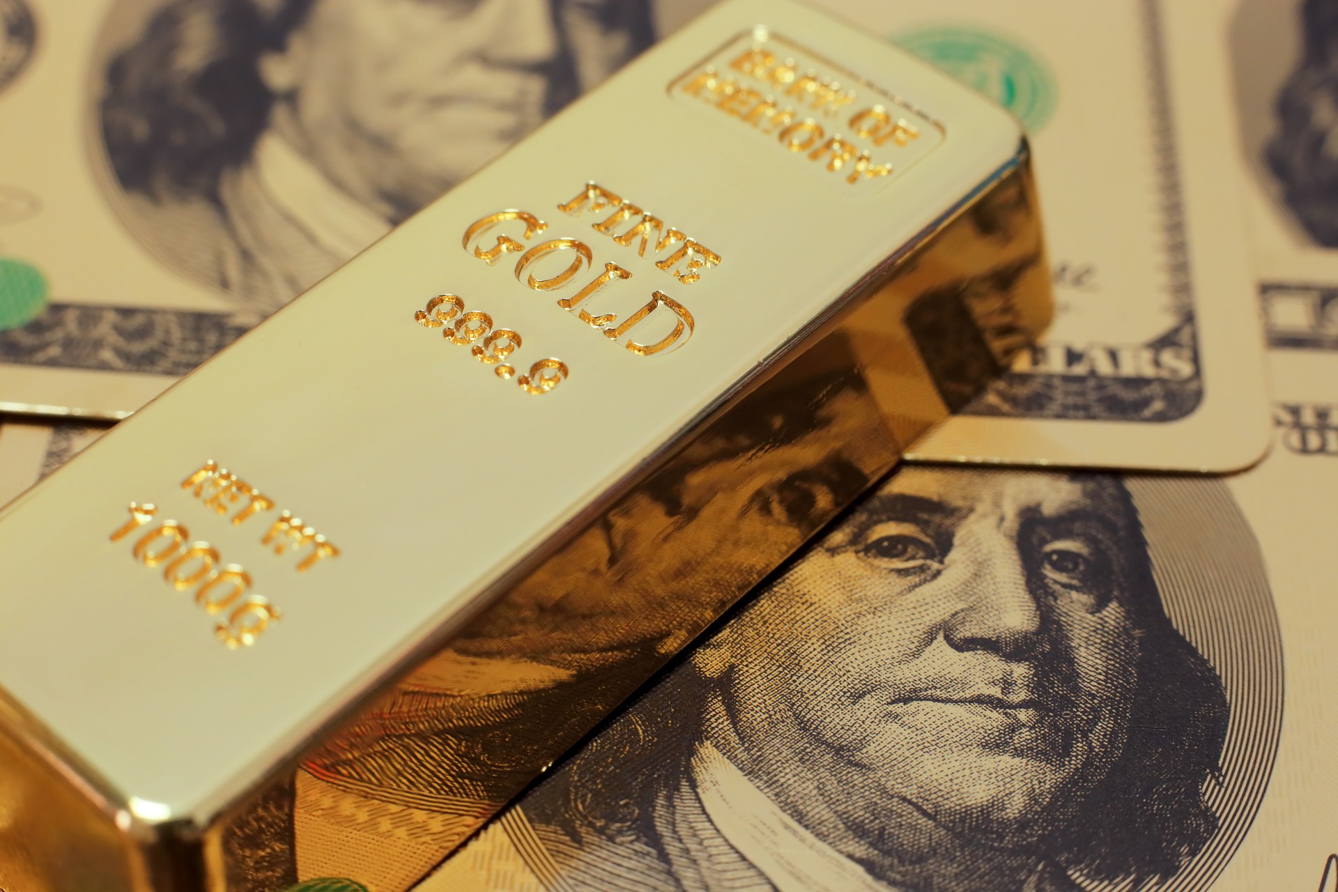 Gold starts week at new record as US dollar falls amid tariff showdown Image