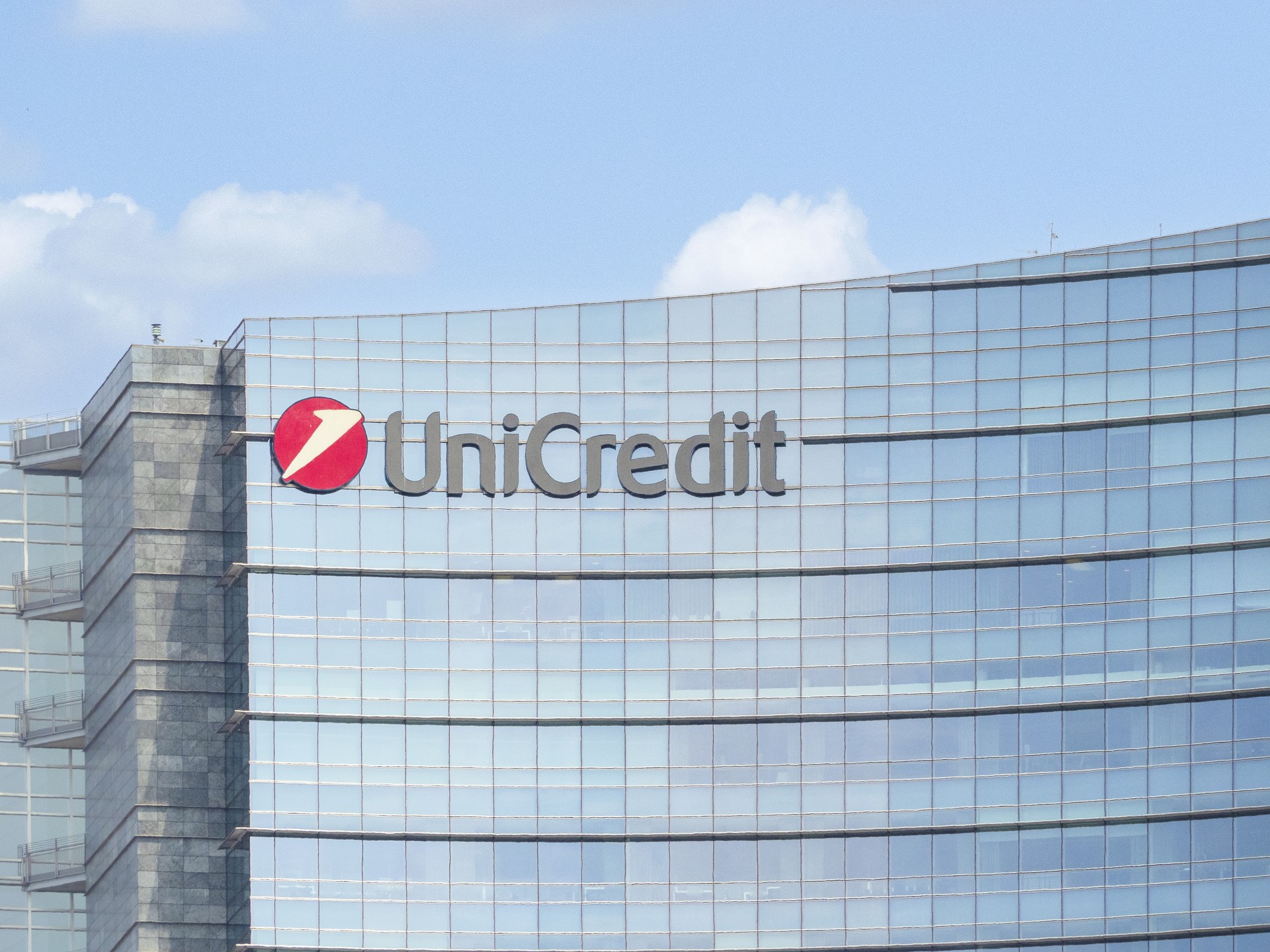 Italy's UniCredit pushes ahead with BPM and Commerzbank deals Image