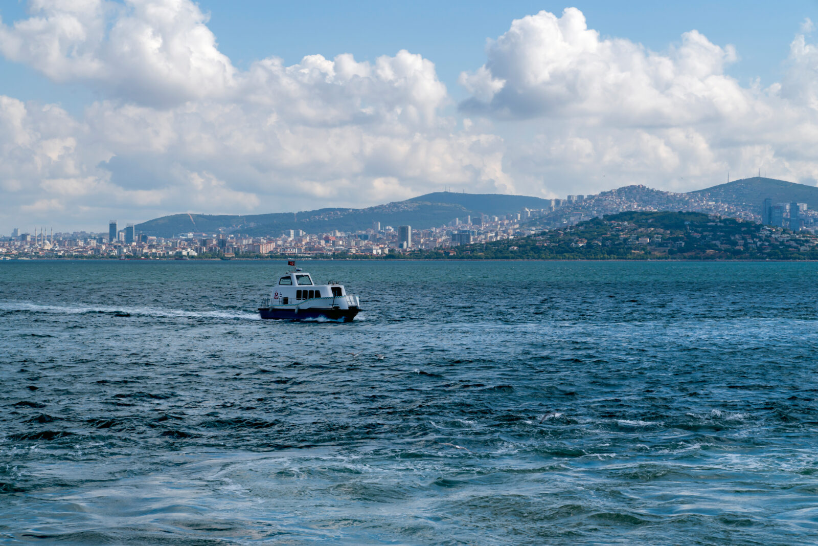 A sea taxi operating on the Sea of ​​Marmara, Istanbul, Türkiye, June 19, 2022. (Adobe Stock Photo)