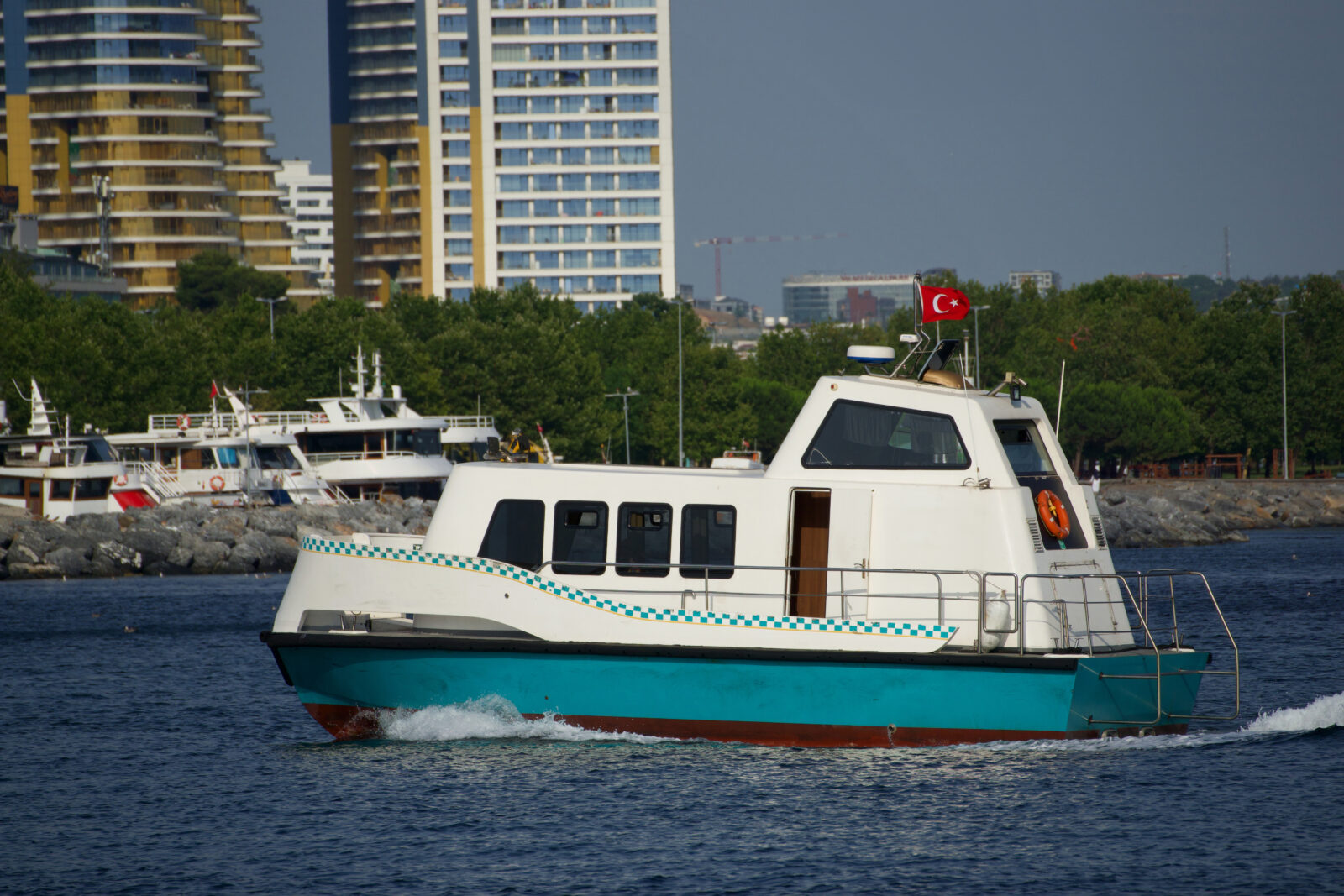 A sea taxi operating on the Sea of ​​Marmara, Istanbul, Türkiye. (Adobe Stock Photo)