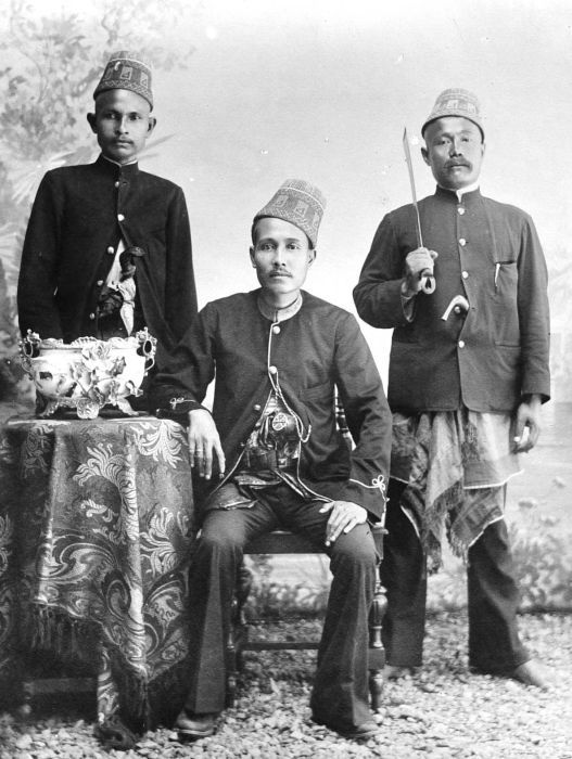 Alauddin Muhammad Da'ud Syah II, the last Sultan of Aceh who was active in the late 19th century, and his guards. (Photo via National Museum of World Cultures Foundation)