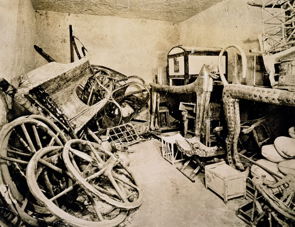 In 1922, the antechamber contained more than 600 items, including chariots (left) and golden beds shaped like animals (right). Photo via Historica Graphica Collection)