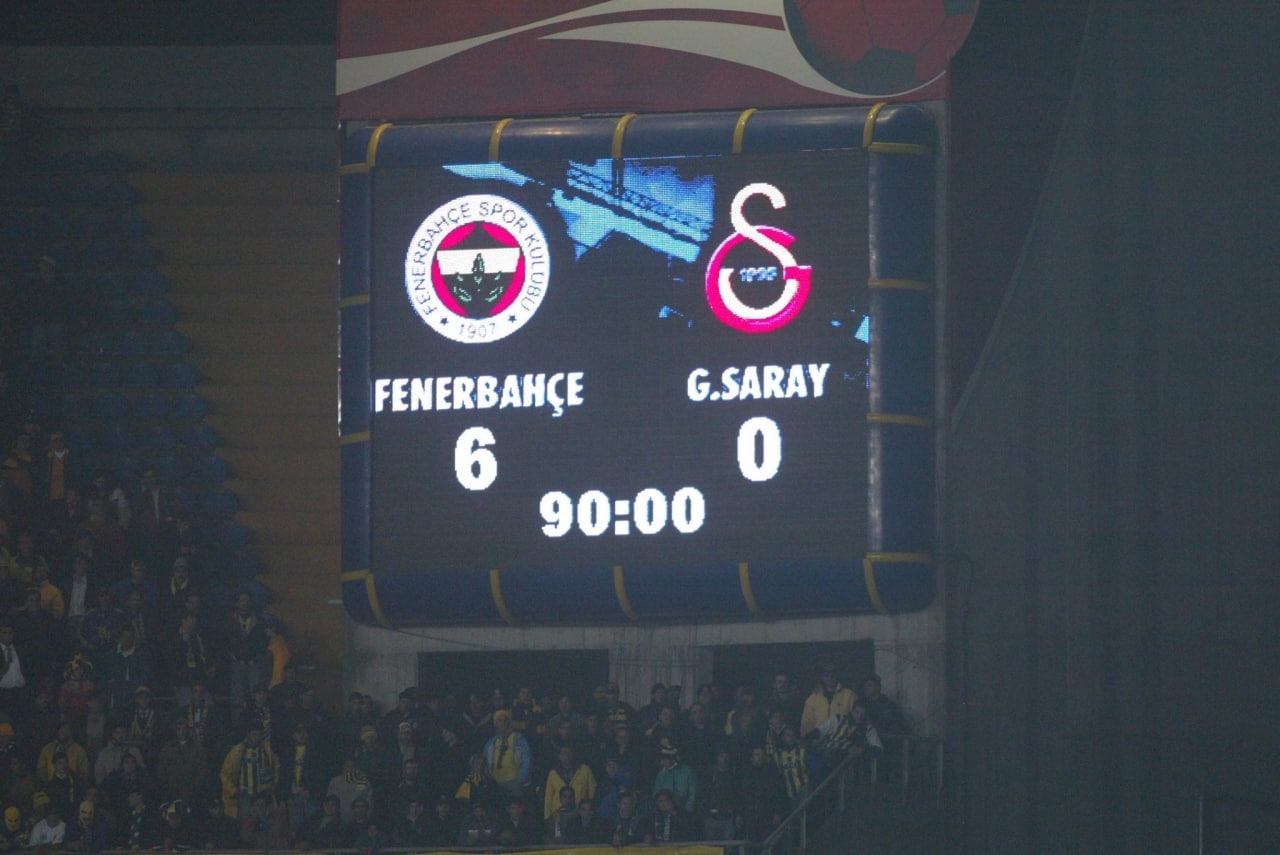 The scoreboard displays Fenerbahce’s historic 6–0 victory over Galatasaray under coach Werner Lorant’s leadership at Ulker Stadium in Istanbul, Türkiye, Nov. 6, 2002. (Photo via X/@fotomac)