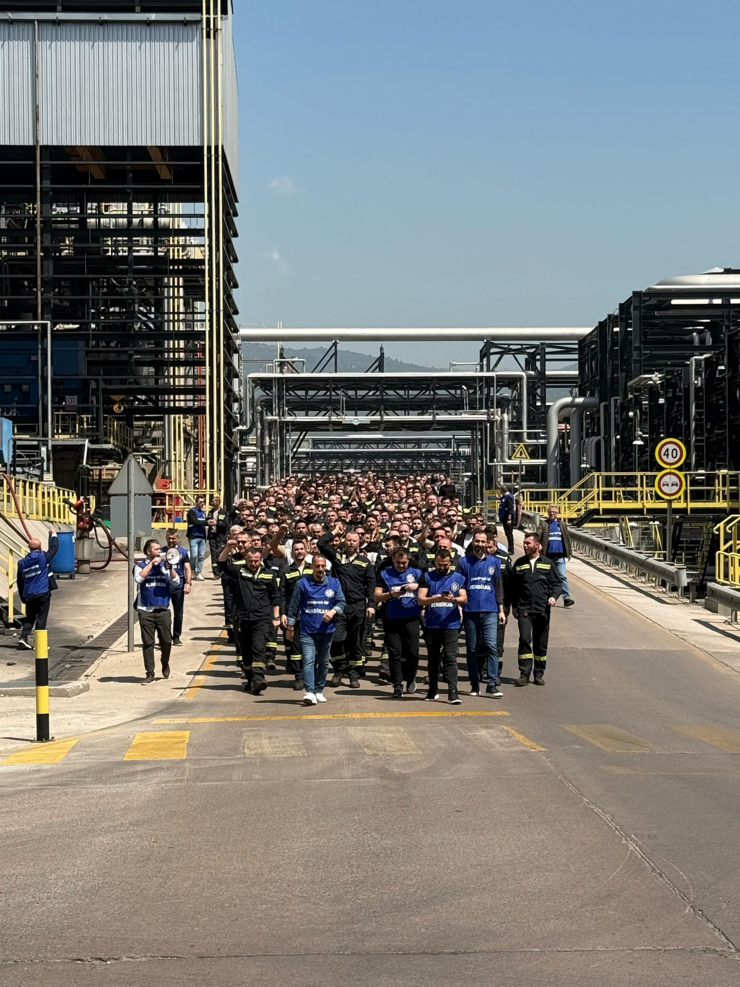 Thousands of Tupras employees stage a mass demonstration inside the İzmit refinery complex in Kocaeli, Türkiye on April 21, 2025. (Photo via X/petrolis_merkez)