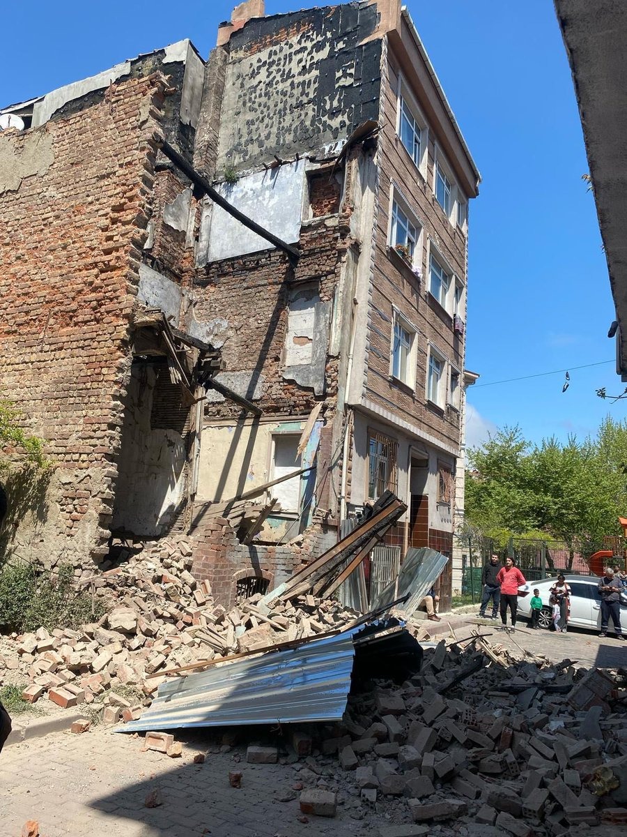 Abandoned 3-story building collapses after 6.2 magnitude earthquake in Istanbul Image