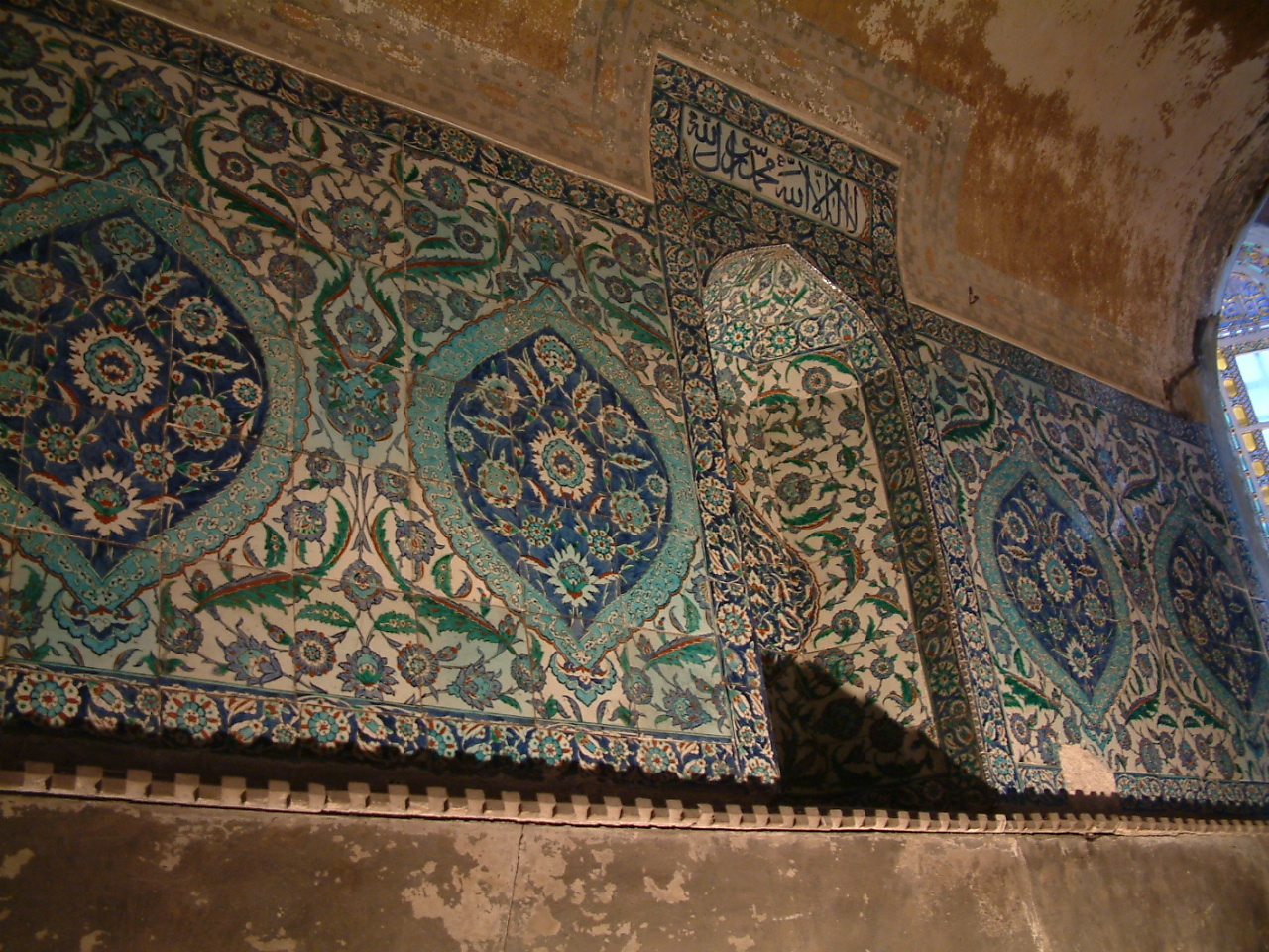 This tile panel with floral motifs is found at the Narthex on the left side of the Altar at Hagia Sophia in Istanbul, Türkiye. (Photo via Wikimedia)