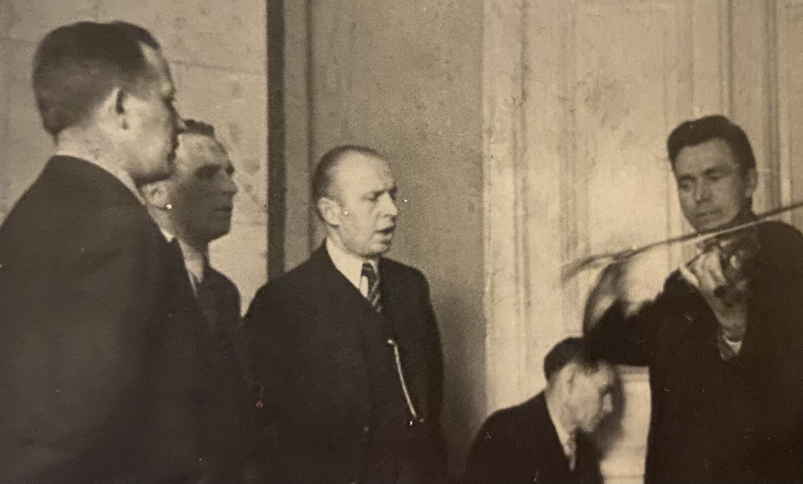 Kazan Tatar prisoner of war, Mahmut Rahim playing violin with Finnish Tatars of Tampere; Fatih Arat (left), Letfulla Baibulat, Aisa Hakimcan and Bilaletdin Kaader, Tampere, Finland, 1944. (Photo via Tatar archives)
