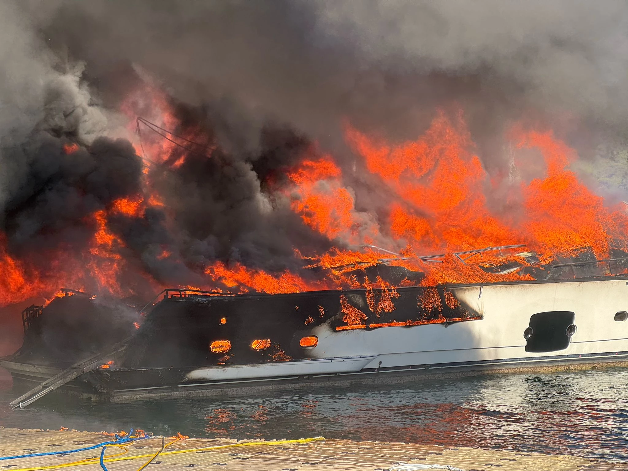 Massive fire erupts on yacht in Fethiye’s Karagozler Marina in Türkiye