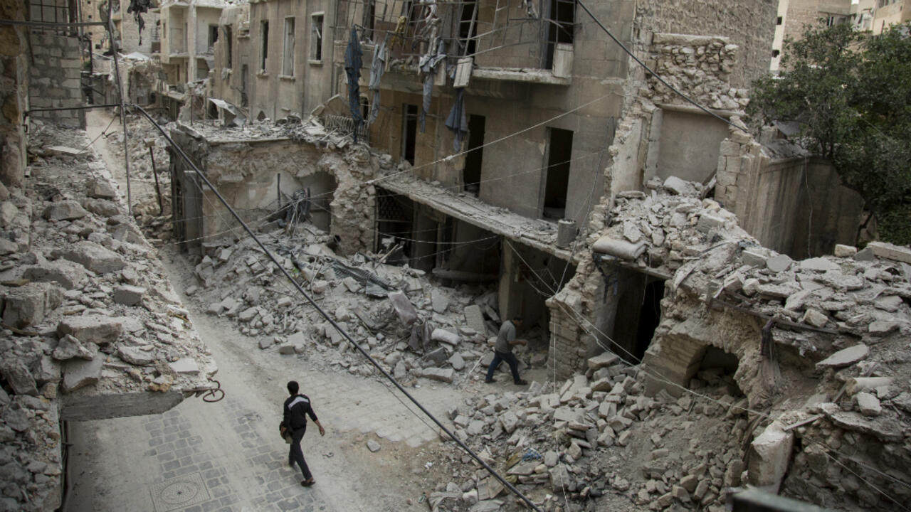 A child walks among the rubble of a city rendered uninhabitable after an attack by Russia and Iran-backed forces in Aleppo, May 2, 2016. ( Photo: AFP)