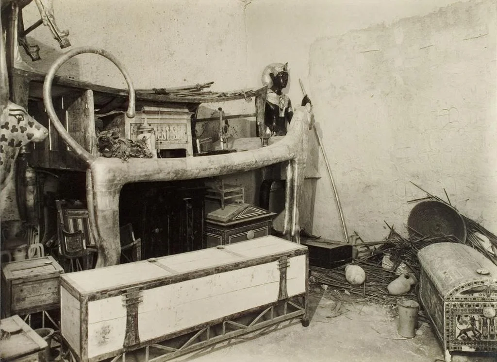 In 1922, the antechamber contained more than 600 items, including chariots and golden beds shaped like animals. Photo via Historica Graphica Collection)