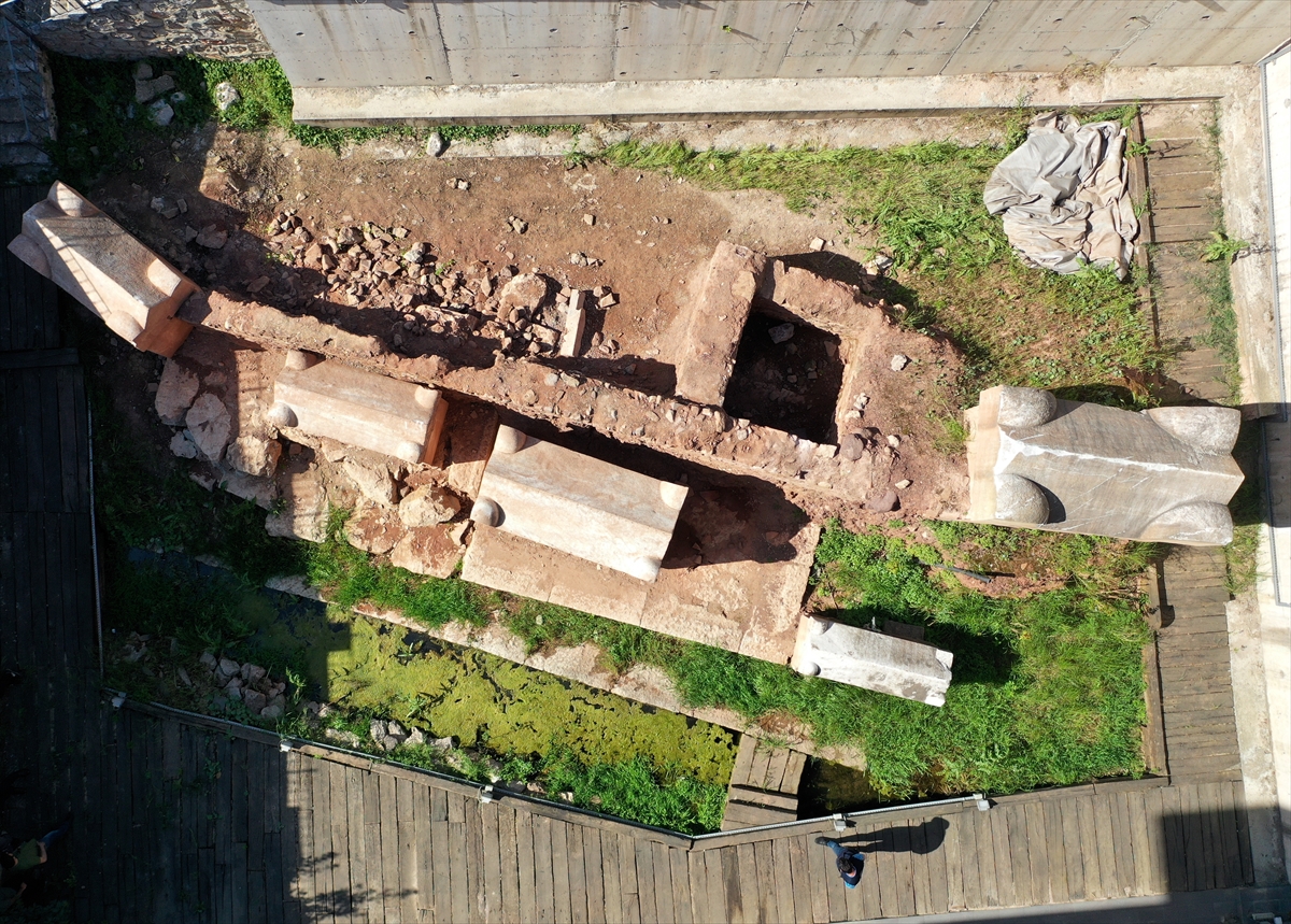 An aerial photo showing the sarcophagi of a Roman soldier, thought to be an aide to Diocletian or Constantine I, and possibly his family, discovered during a rescue excavation at the Western Necropolis of Nicomedia in Izmit, Kocaeli, Türkiye, April 29, 2022. (AA Photo)