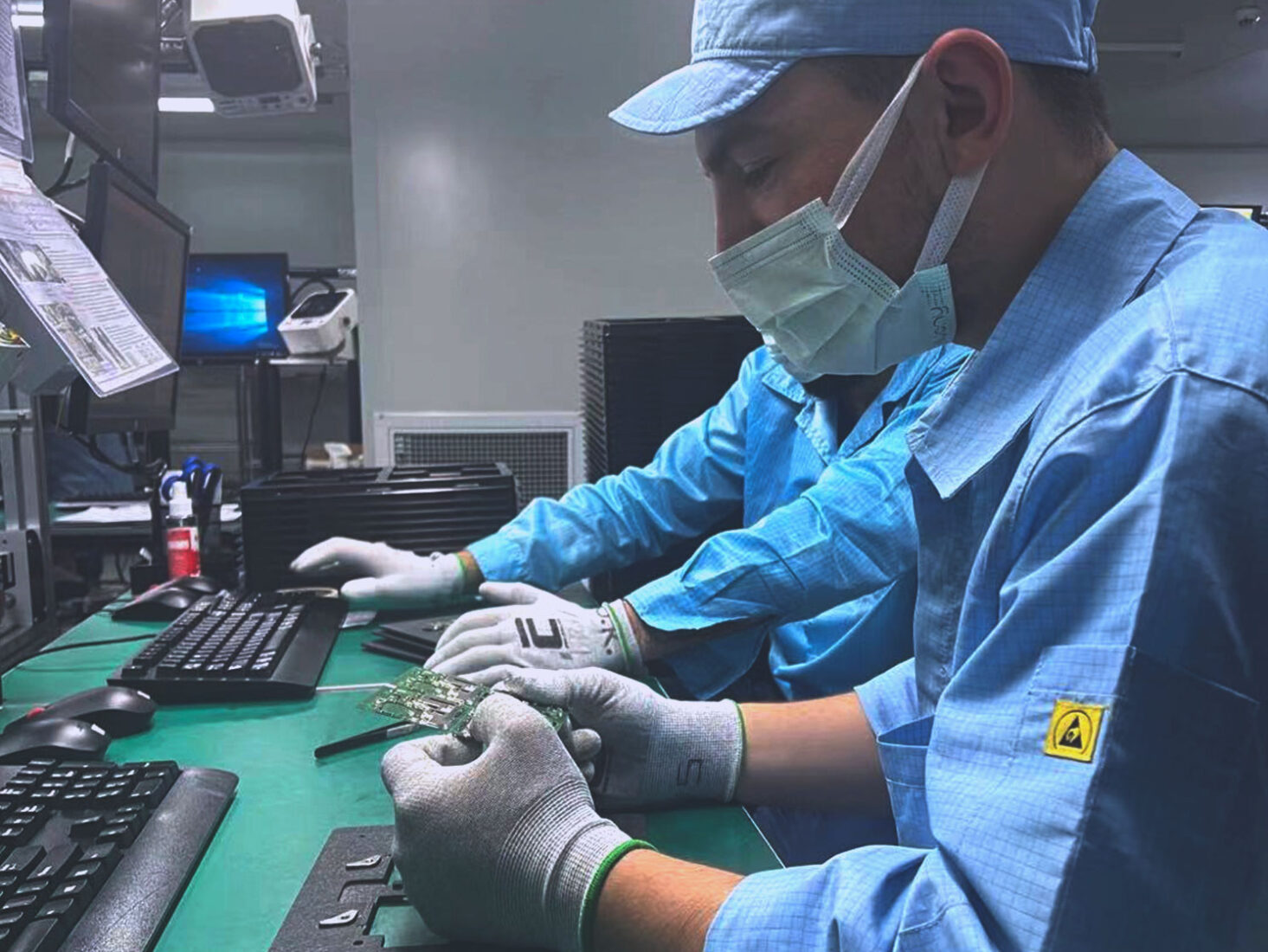 A technician inspects a circuit board during the smartphone assembly process at Oppo’s manufacturing plant in Istanbul, Türkiye, accessed on April 21, 2025. (Photo via oppo.com)