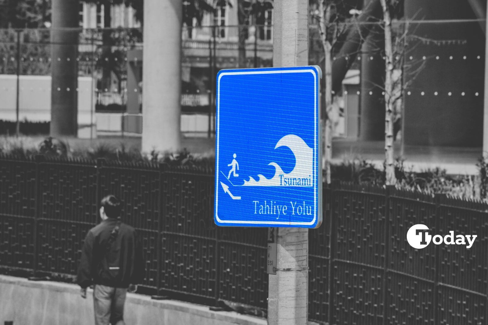 Tsunami escape route sign in Galata port, Istanbul, Türkiye. (Photo collage by Türkiye Today team)